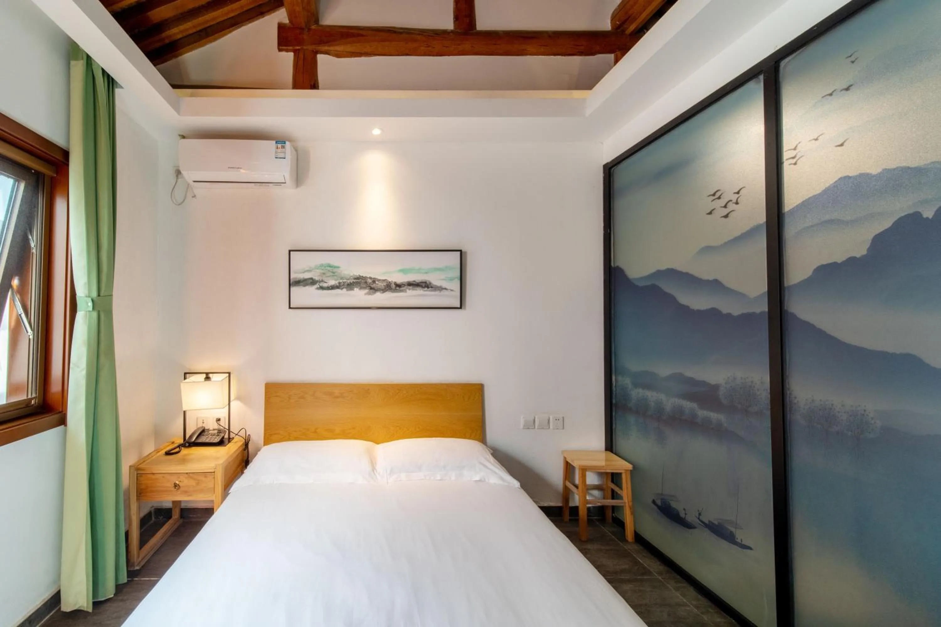 Photo of the whole room, Bed in Guipu Beihai Courtyard Hotel Beijing