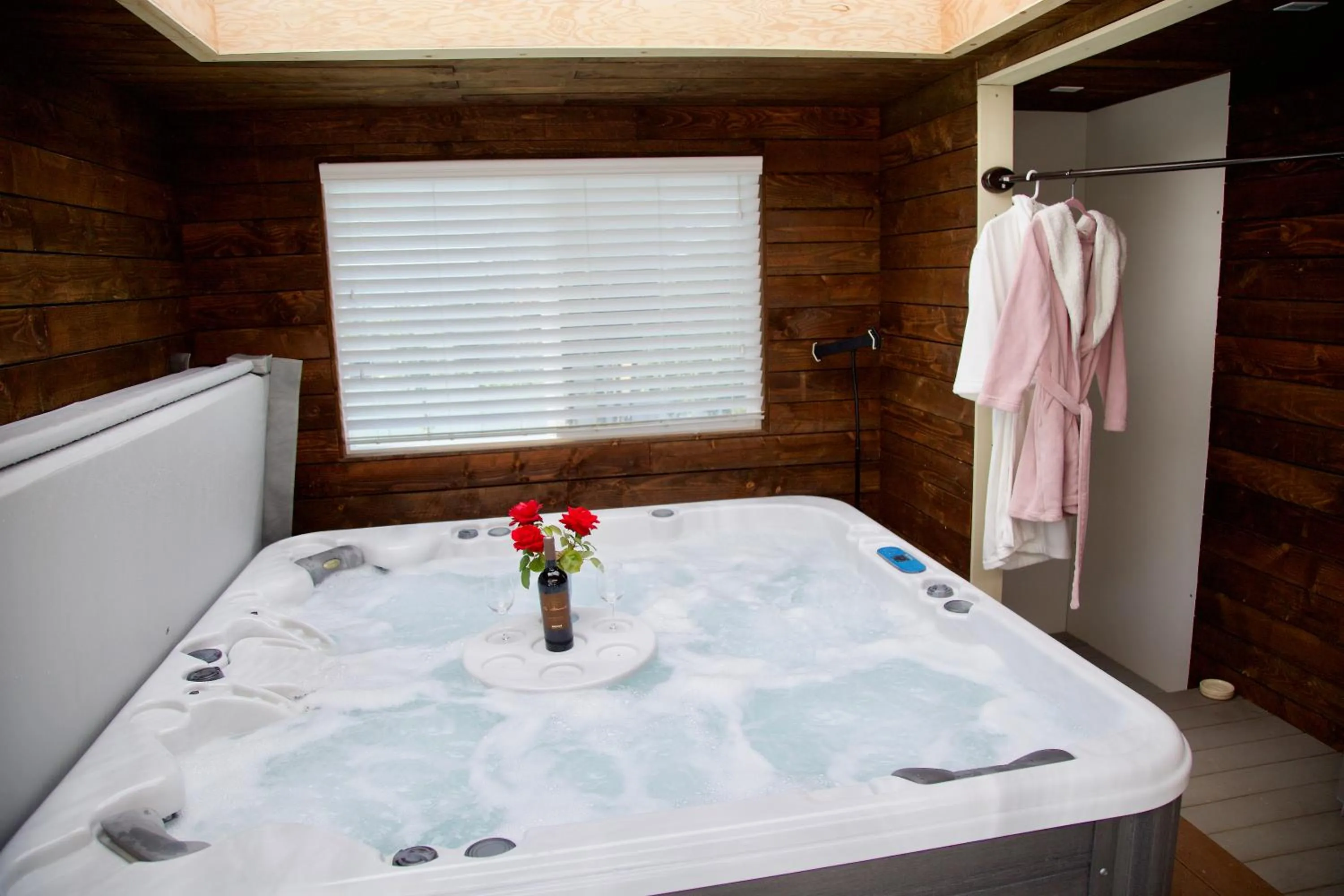 Hot Tub in Scenic Lake View Home