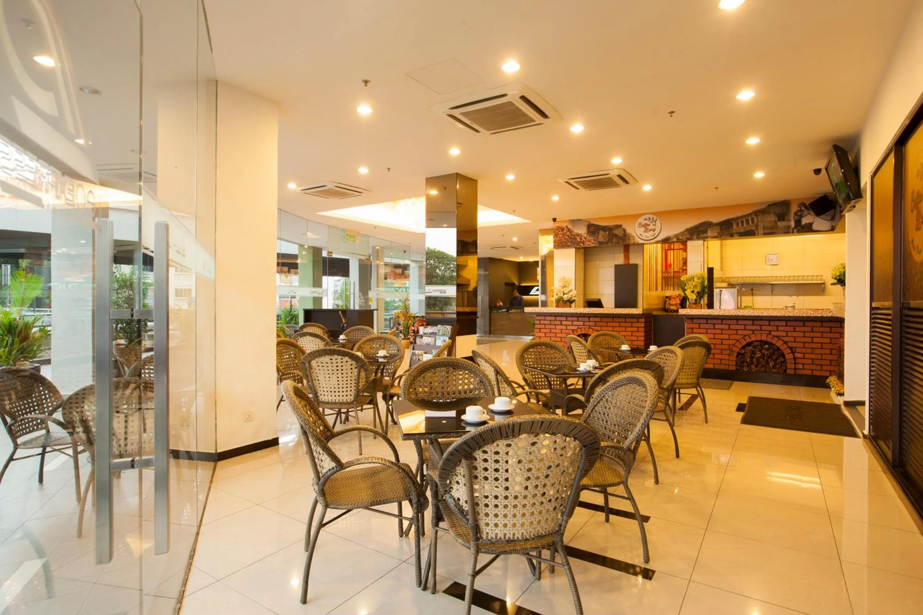 Restaurant/places to eat in LEO Express Hotel