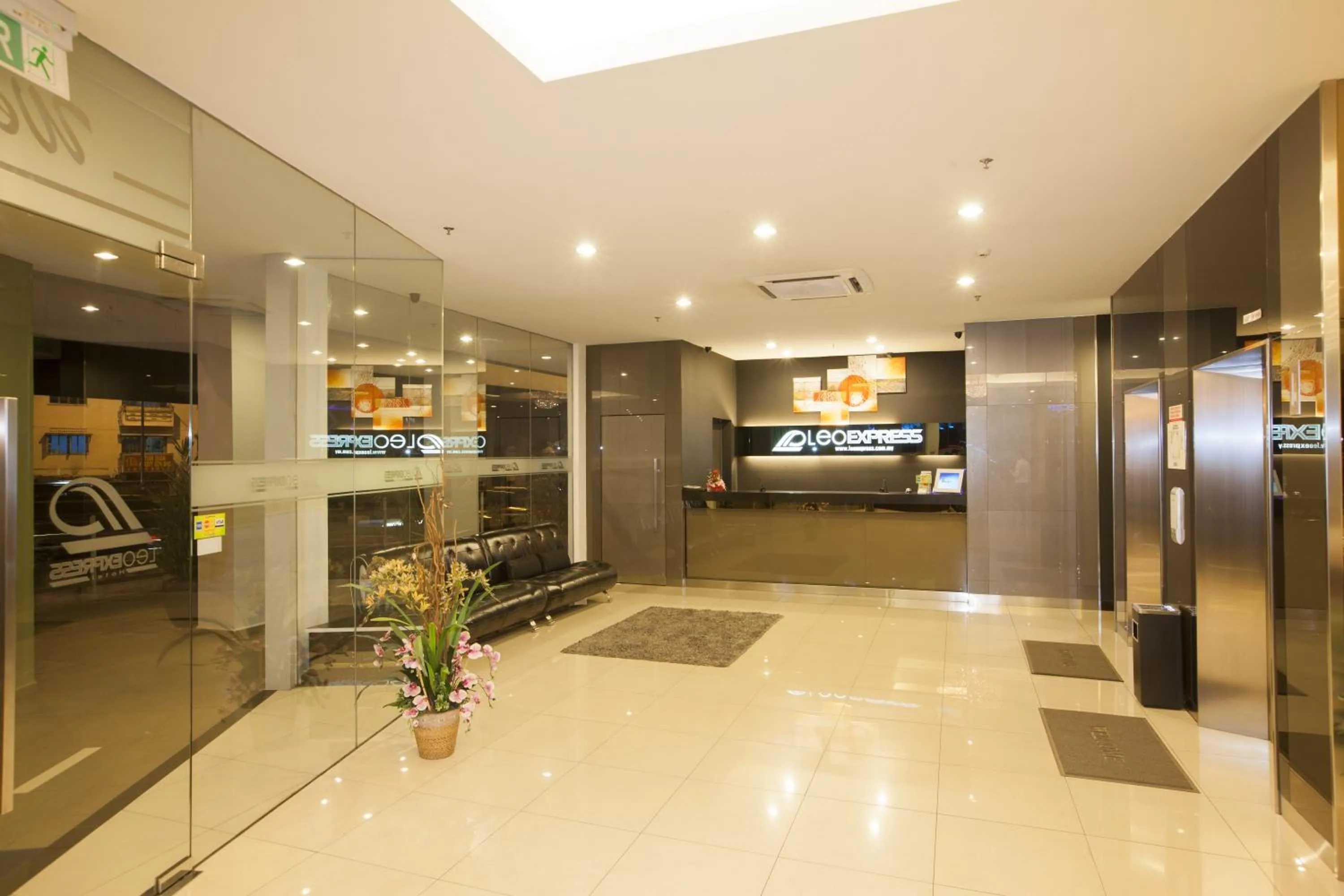 Lobby or reception in LEO Express Hotel
