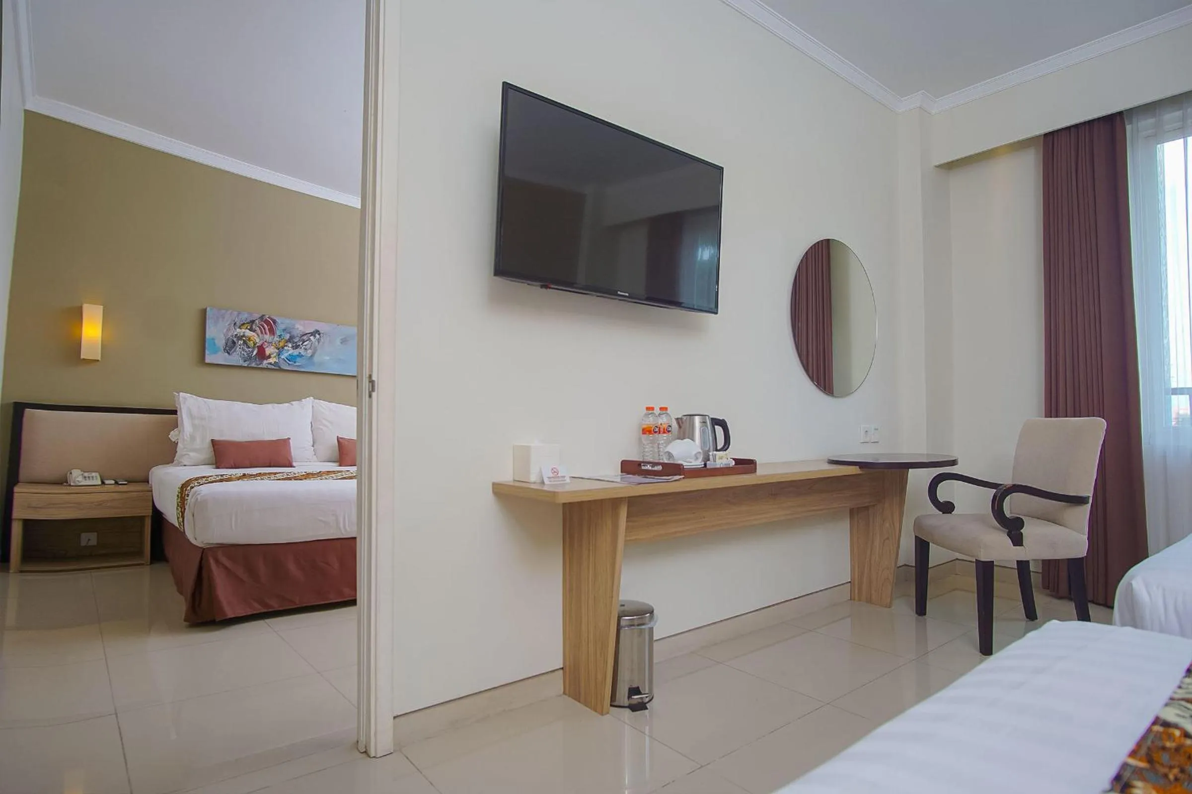 Bedroom, TV/Entertainment Center in Sakanti City Hotel