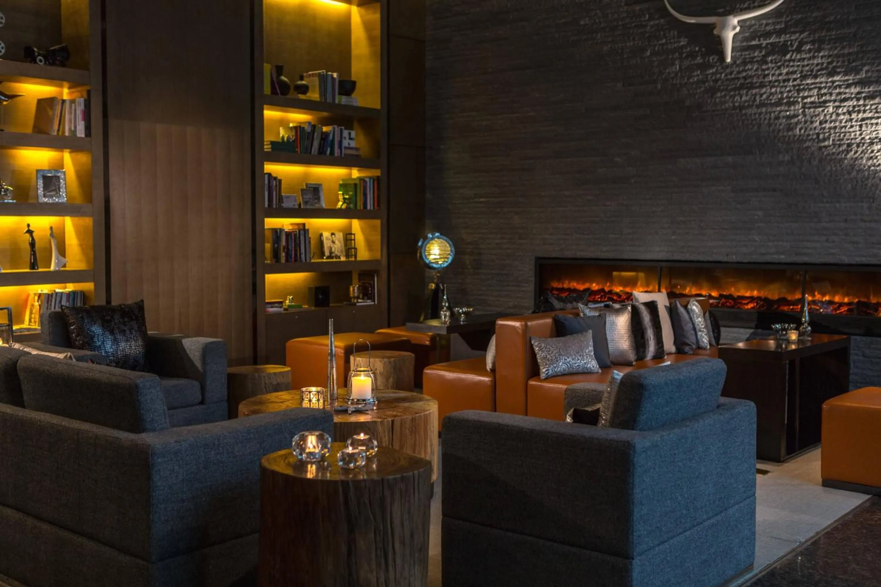 Lounge or bar in Renaissance Guiyang Hotel