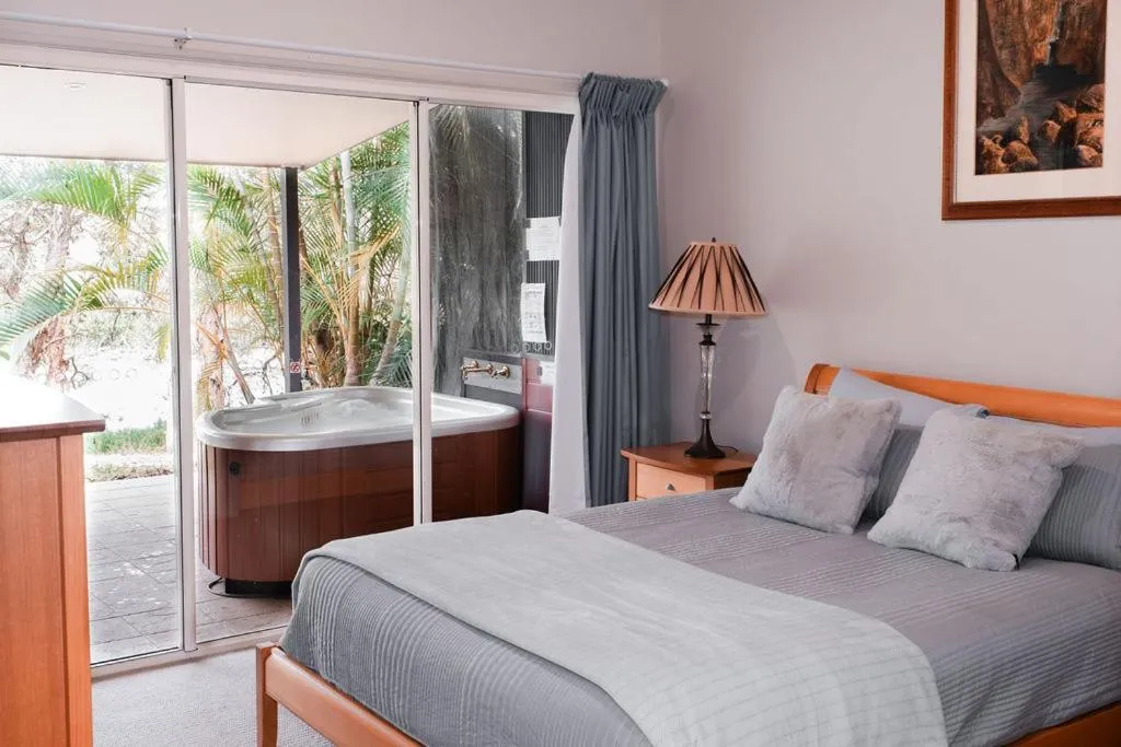 Bed in Lake Russell Lakeside Retreat