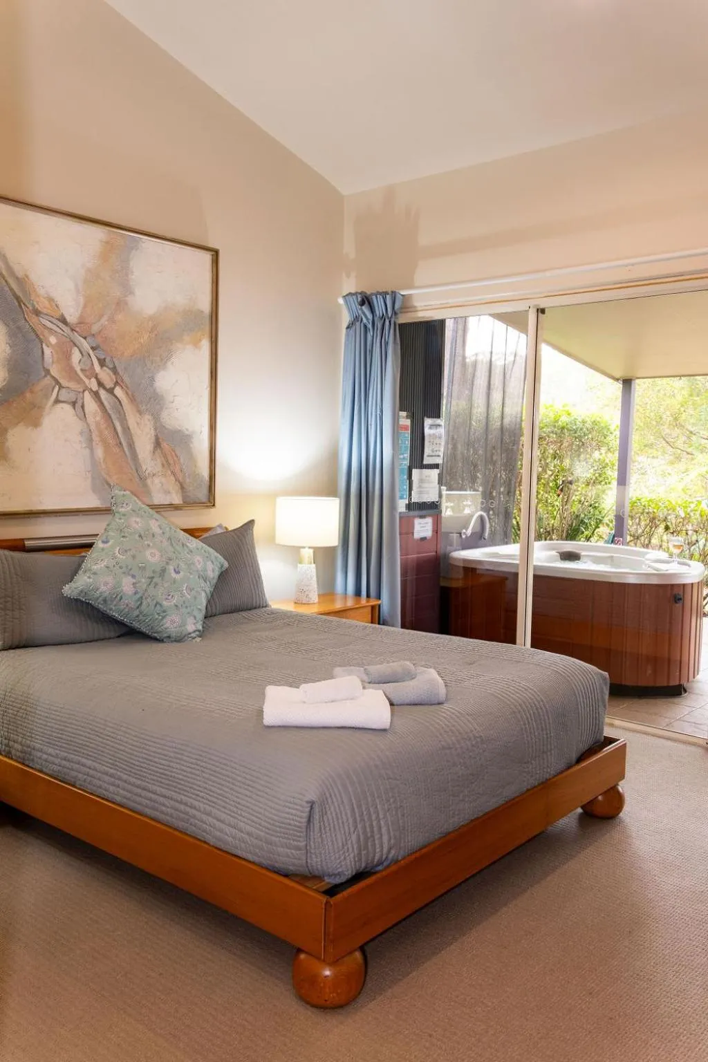 Bed in Lake Russell Lakeside Retreat