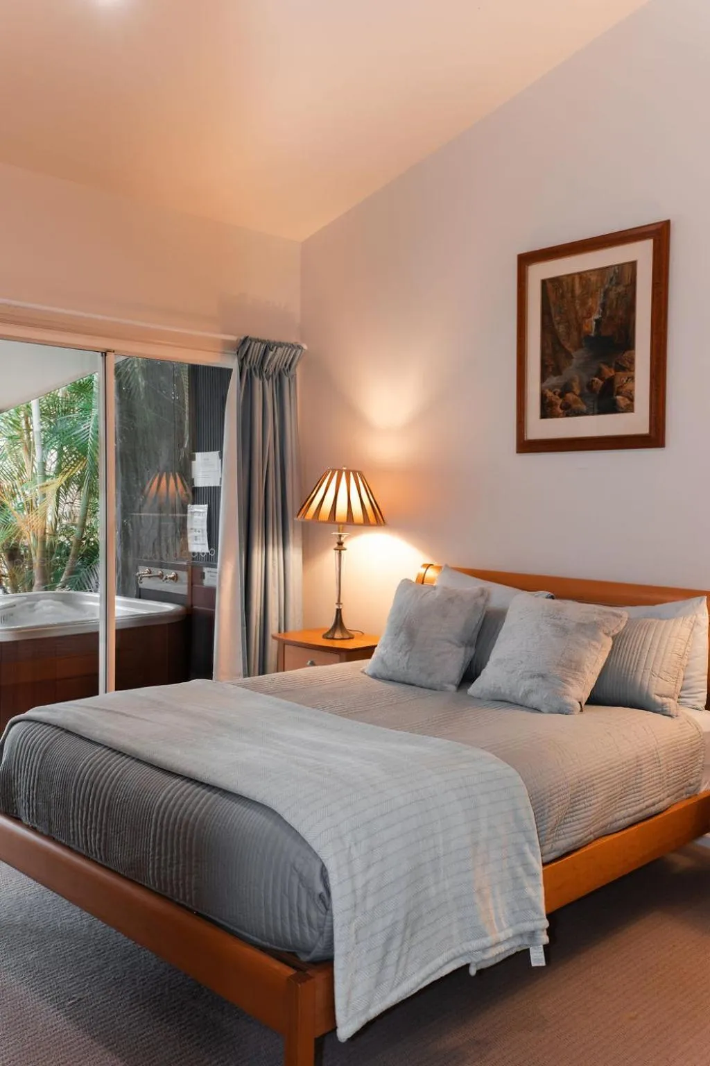 Bed in Lake Russell Lakeside Retreat