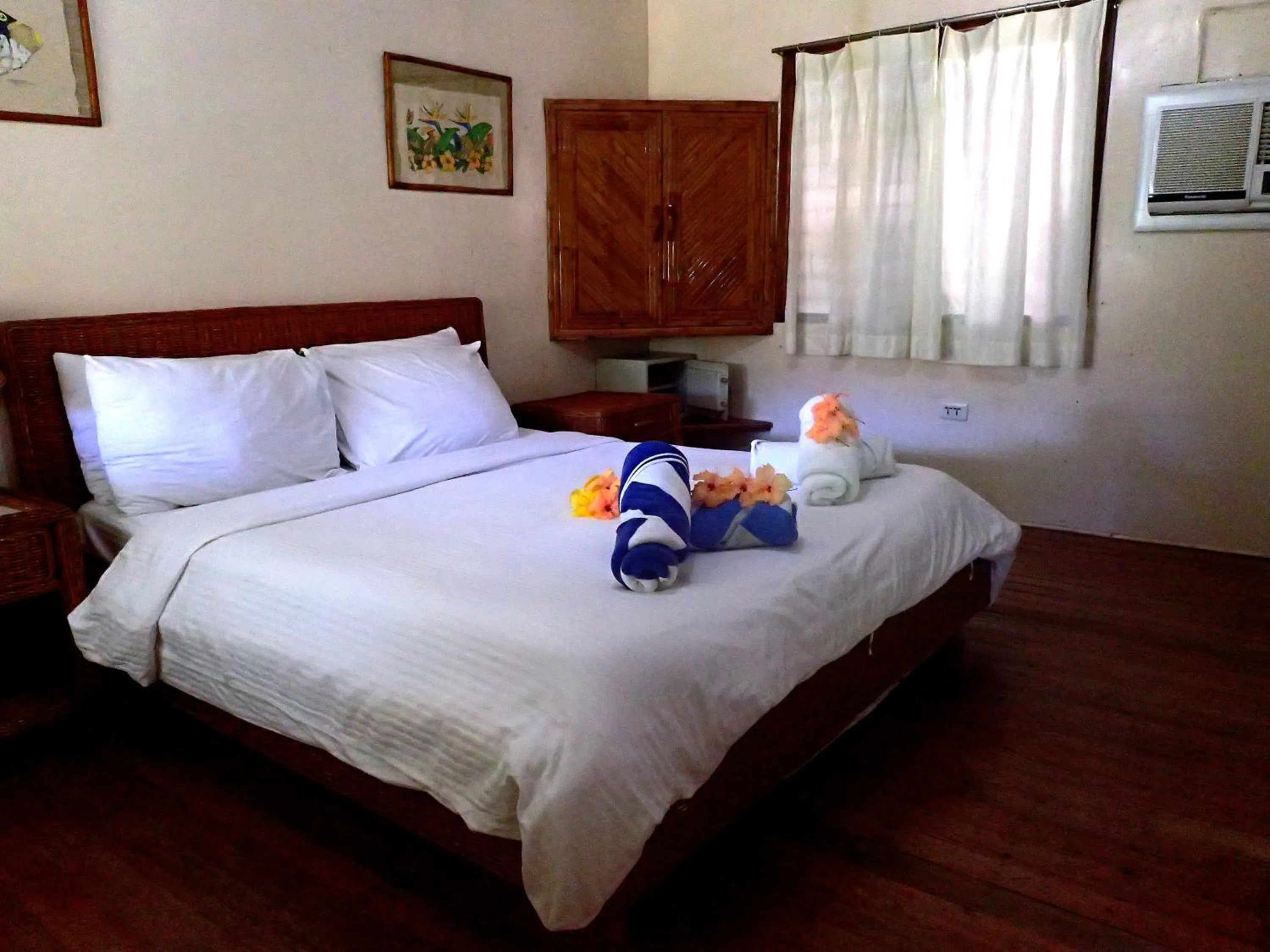Bedroom, Bed in El Galleon Beach Resort