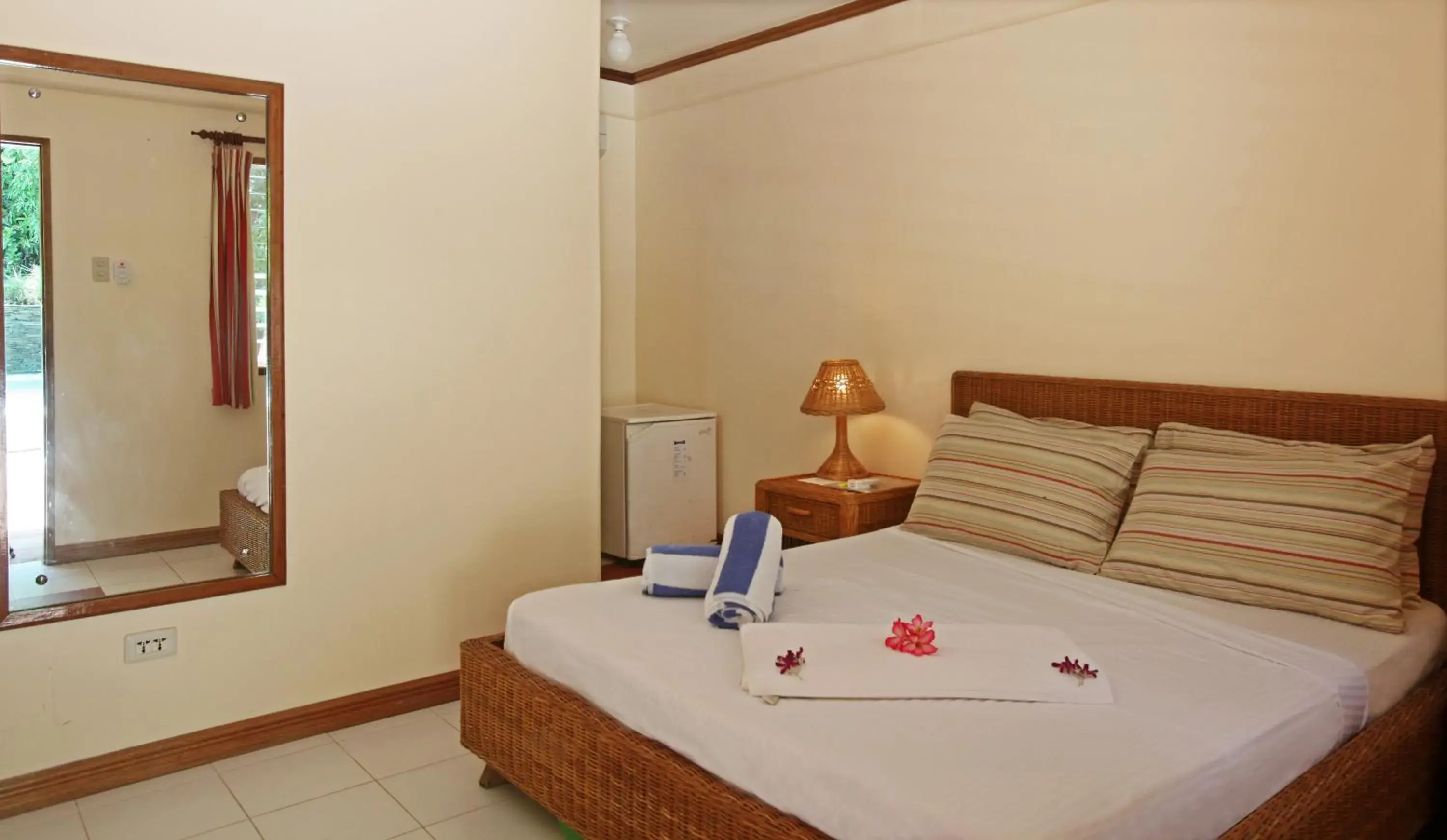 Deluxe Double or Twin Room with Pool Access in El Galleon Beach Resort Deluxe Double or Twin Room with Pool Access in El Galleon Beach Resort
