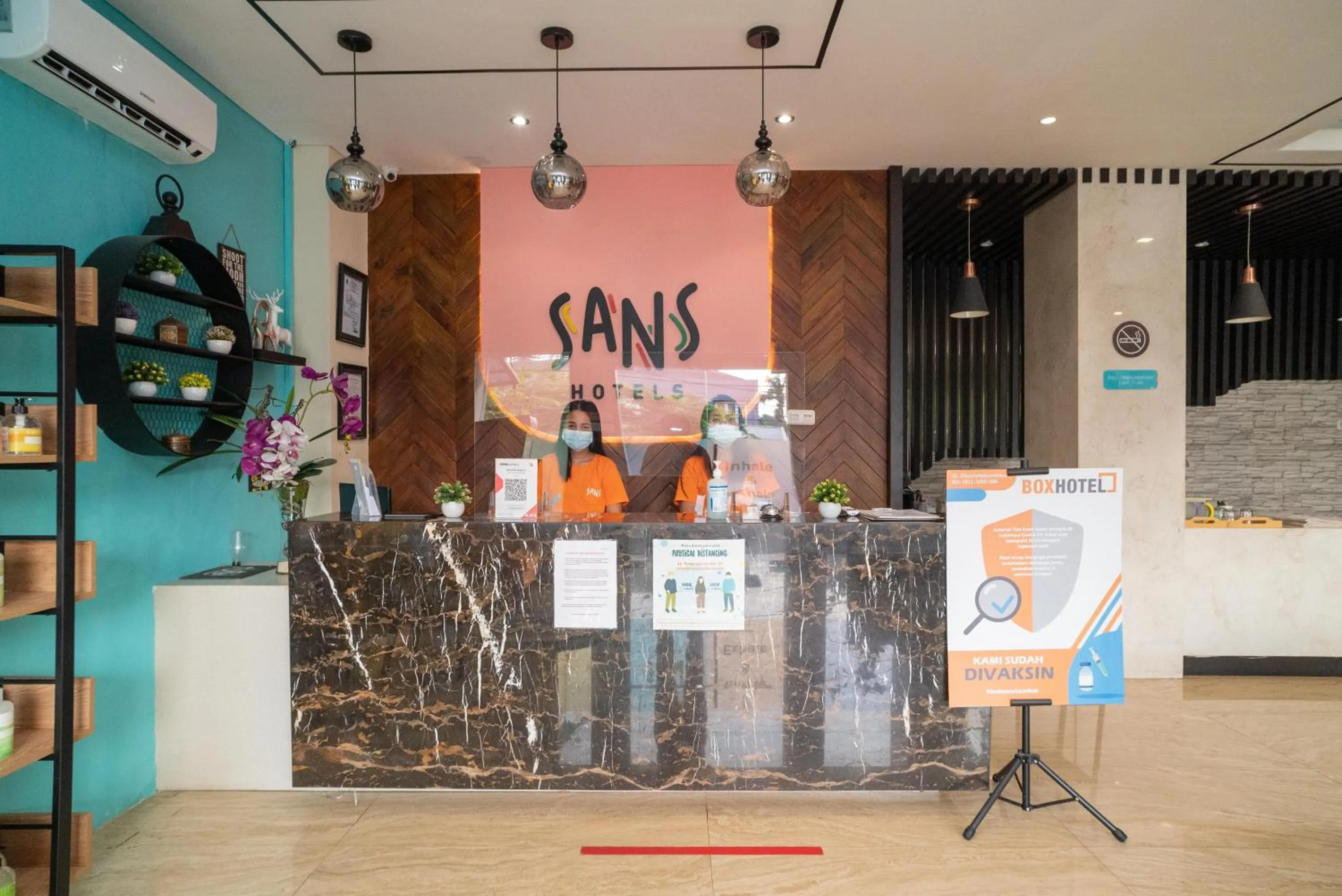 Lobby or reception in Sans Hotel Kupang Indah Surabaya