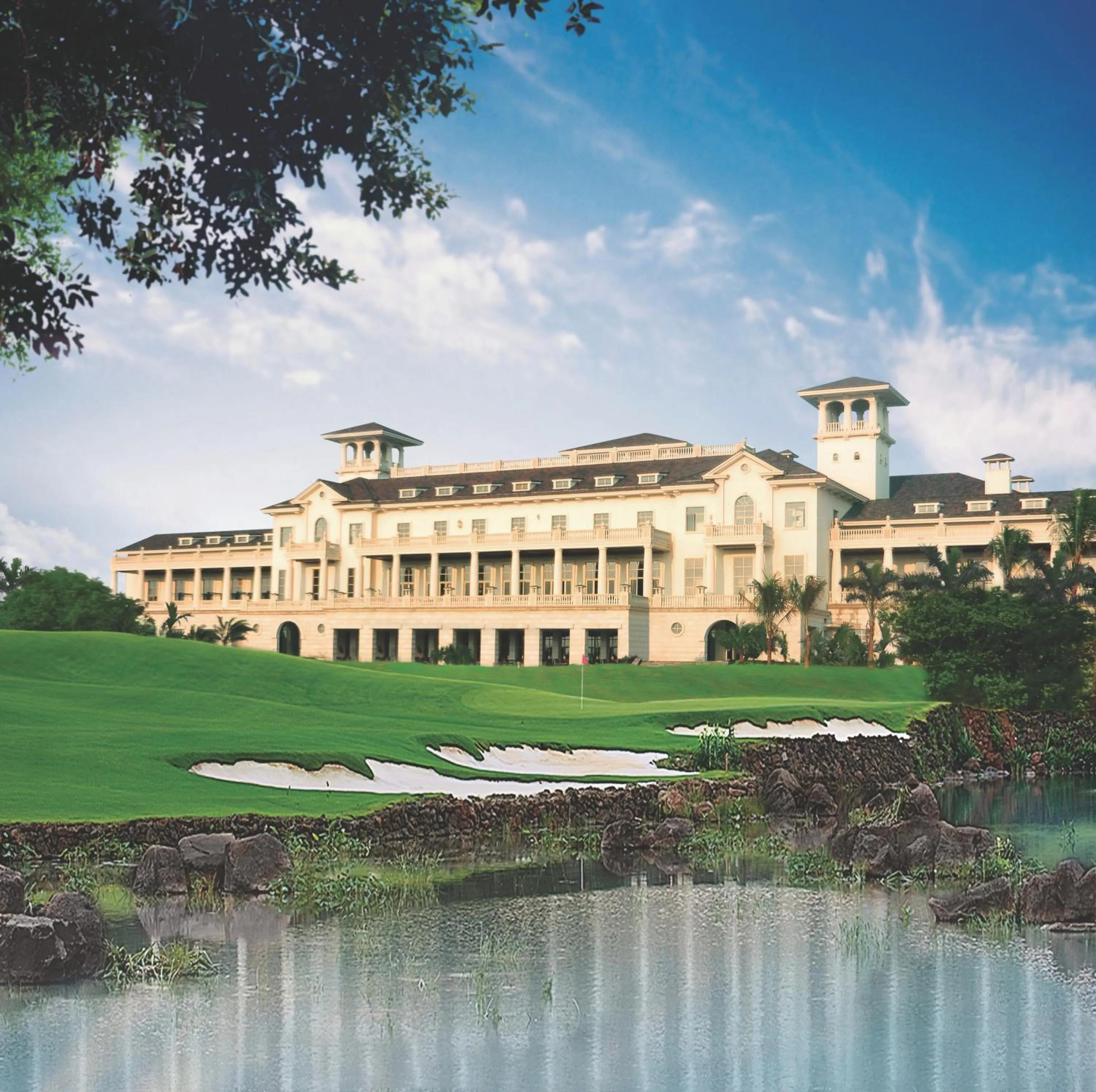 Facade/entrance in Mission Hills Resort Haikou