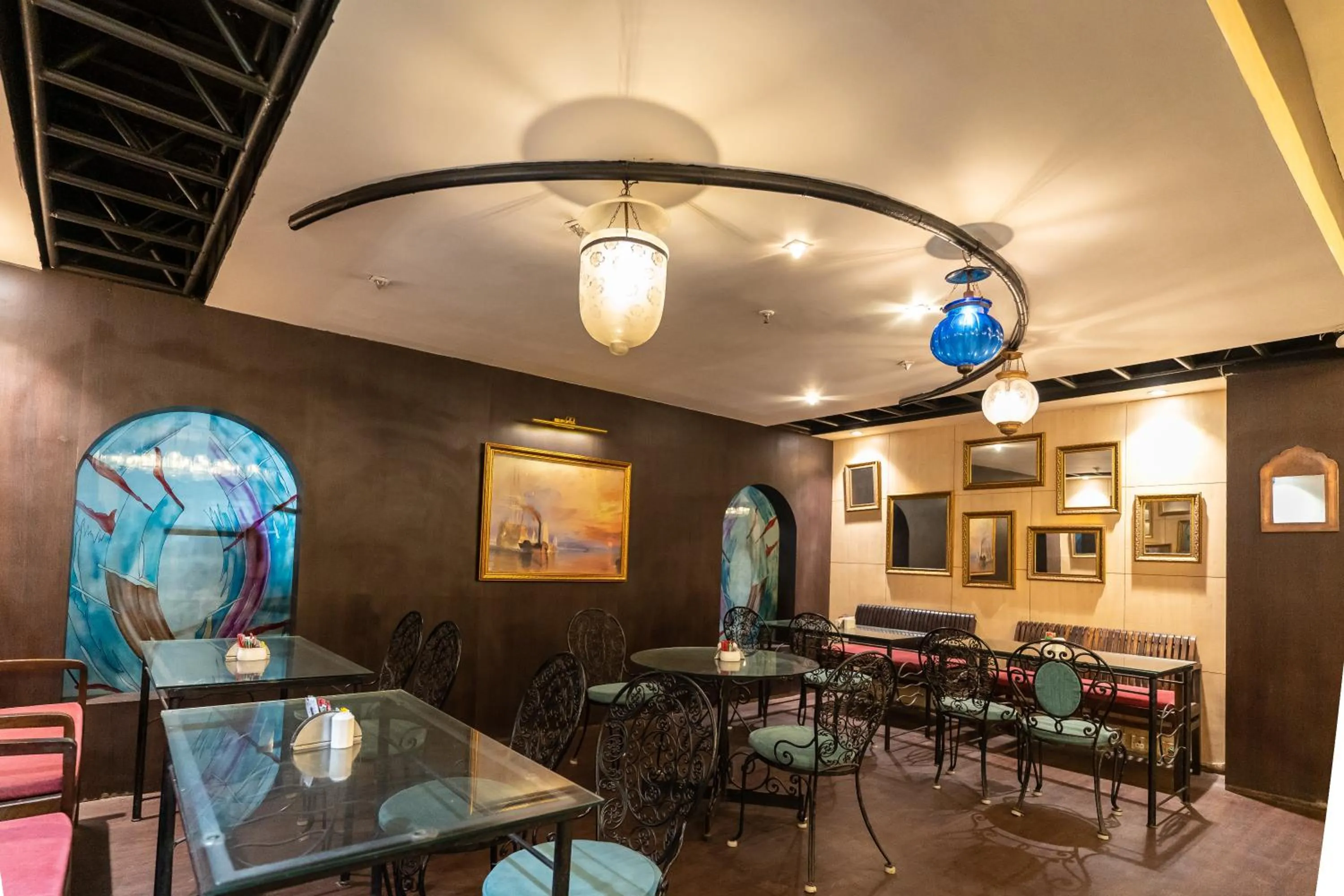 Lounge or bar in The Lindsay