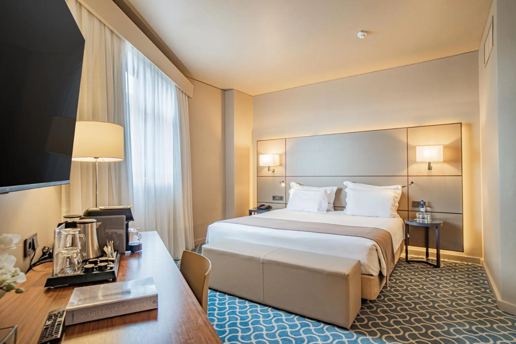 Bedroom, Bed in Hotel Dom Henrique - Downtown