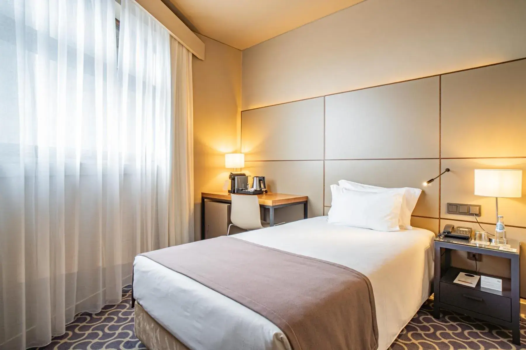 Comfort Single Room in Hotel Dom Henrique - Downtown Comfort Single Room in Hotel Dom Henrique - Downtown