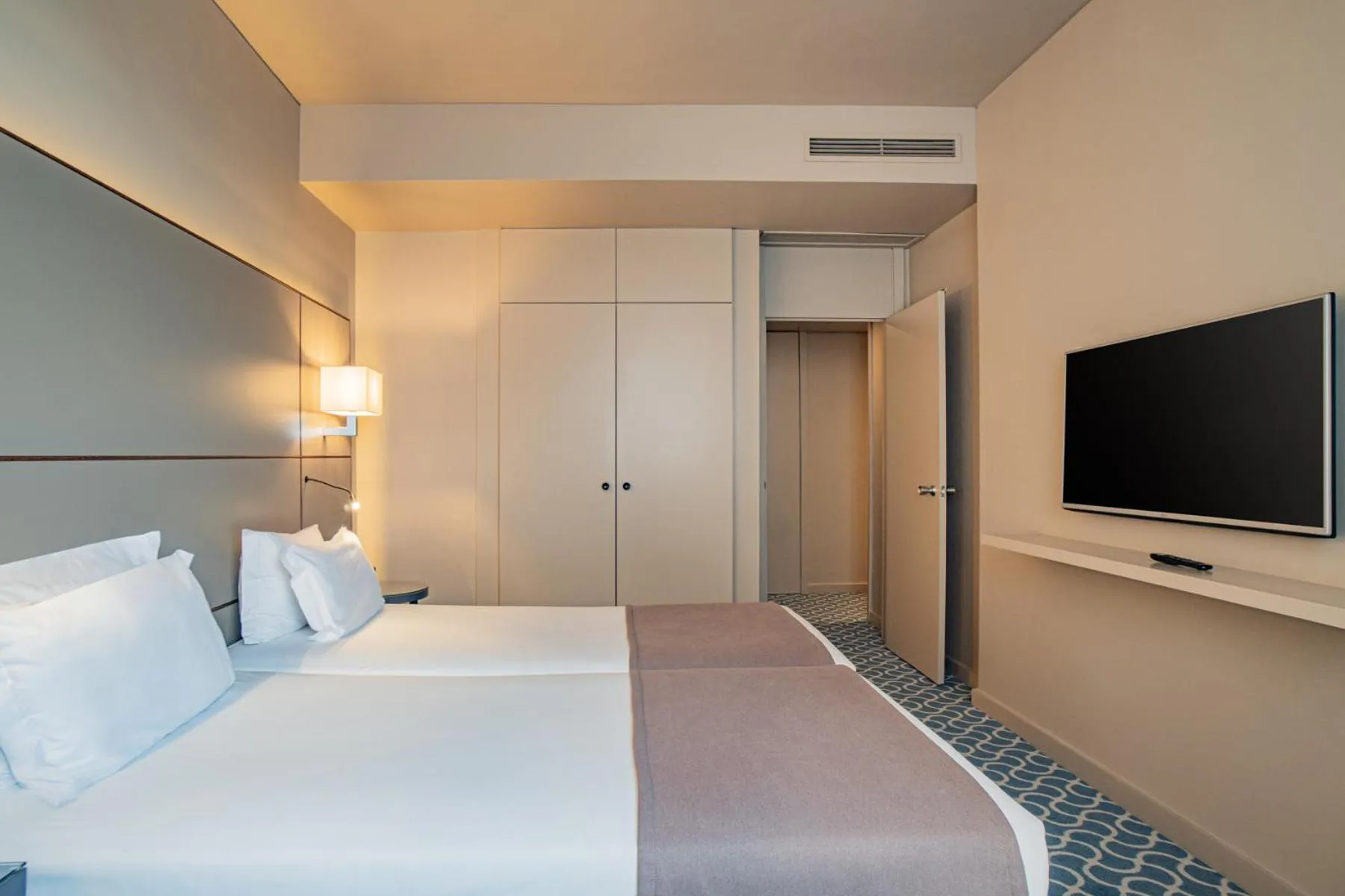 Bedroom, Bed in Hotel Dom Henrique - Downtown