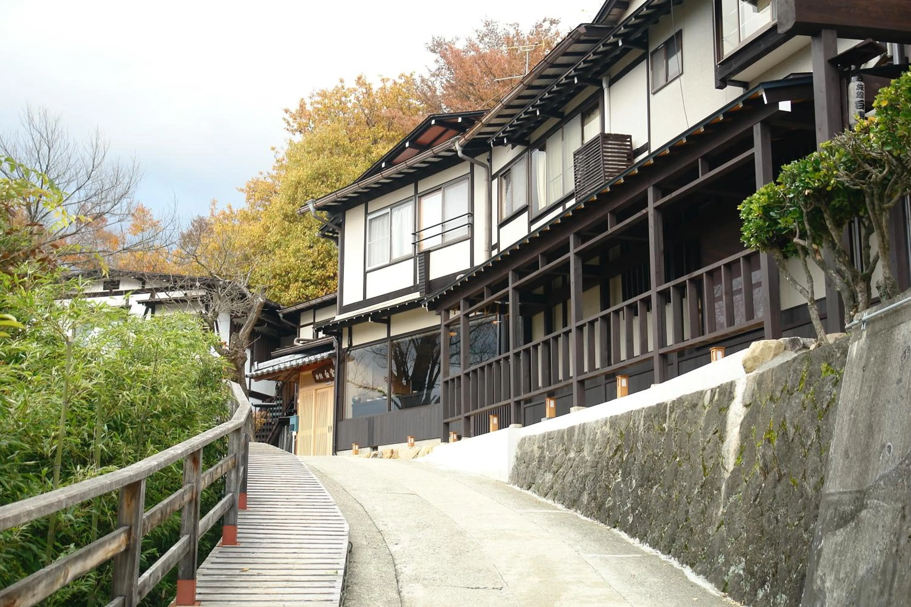 Property building in Hidatakayama Futarishizuka Hakuun