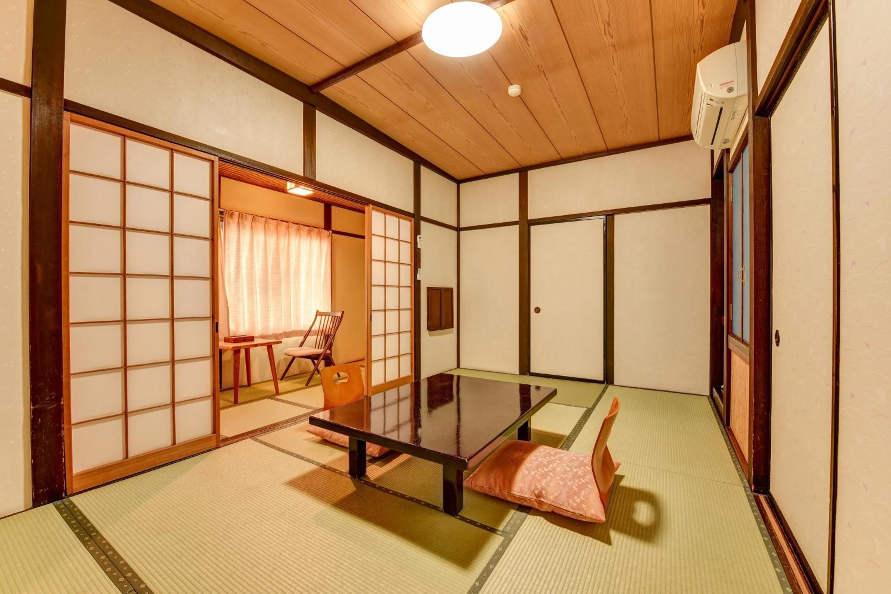 Photo of the whole room in Hidatakayama Futarishizuka Hakuun