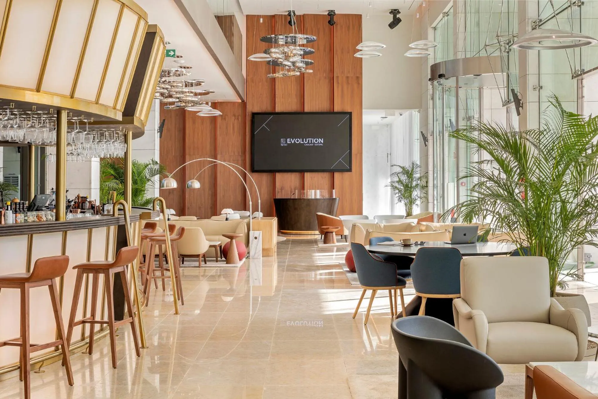 Lounge or bar in EVOLUTION Cascais-Estoril Hotel