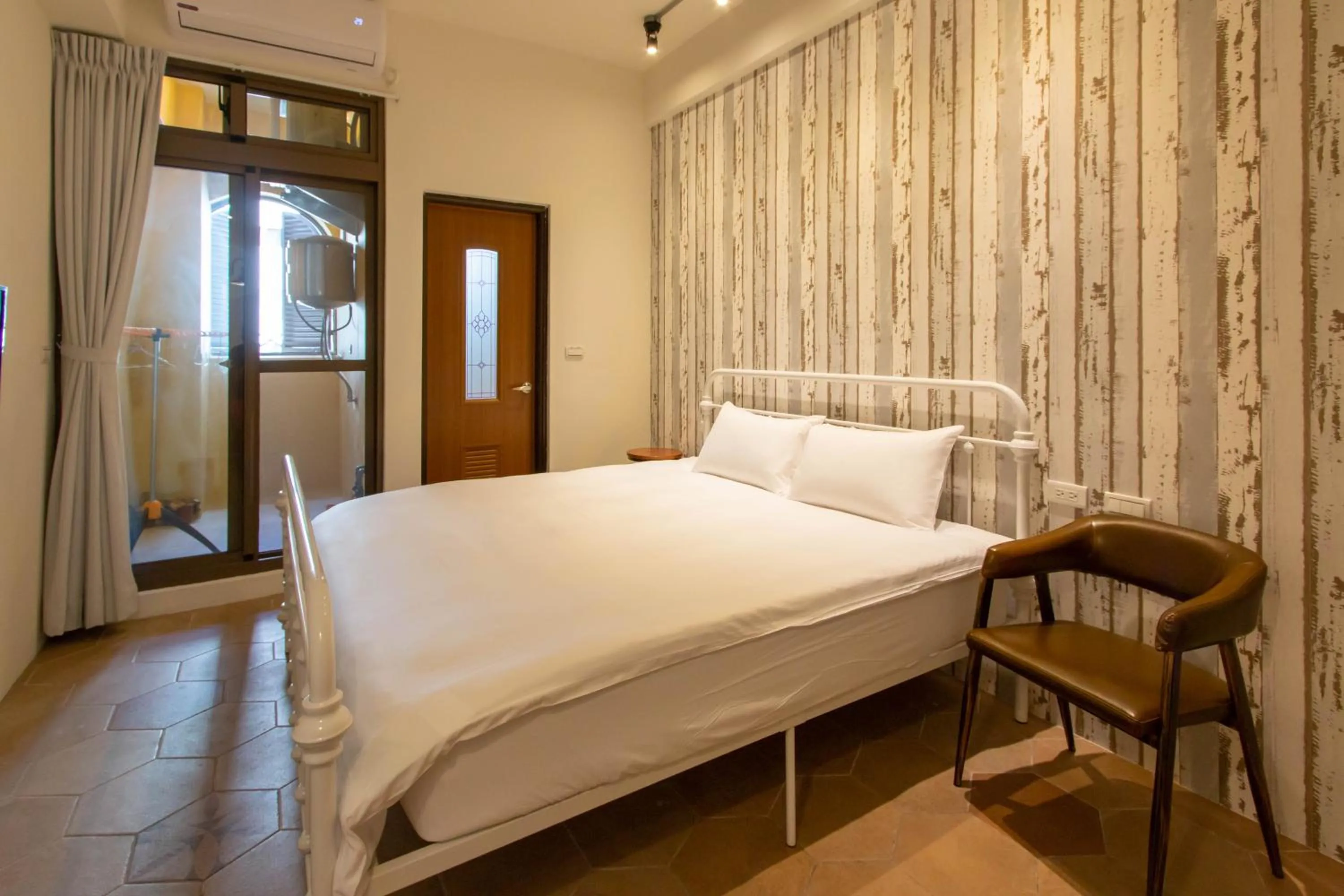 Photo of the whole room in Love Inn