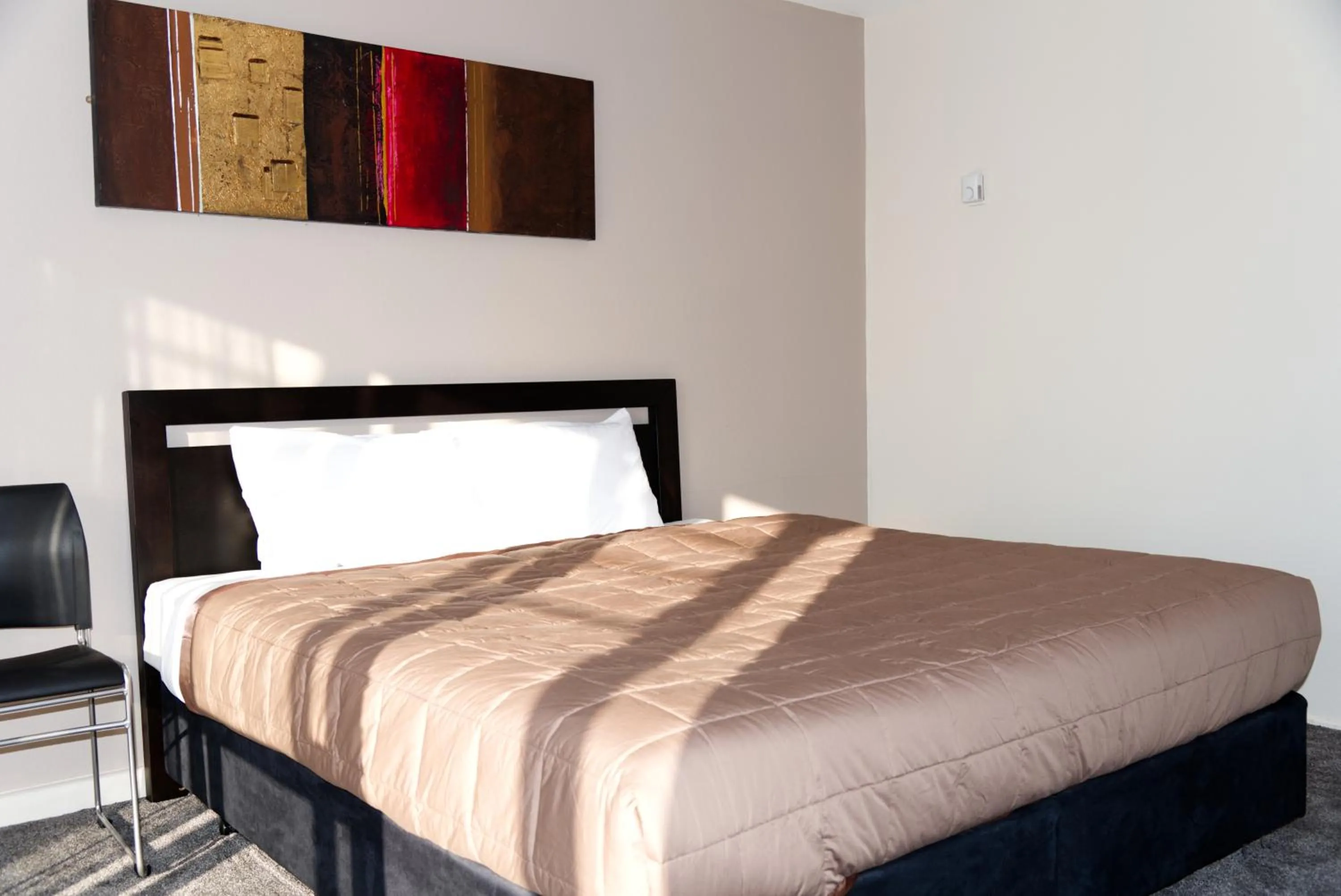 Bed in Aotea Lodge Porirua