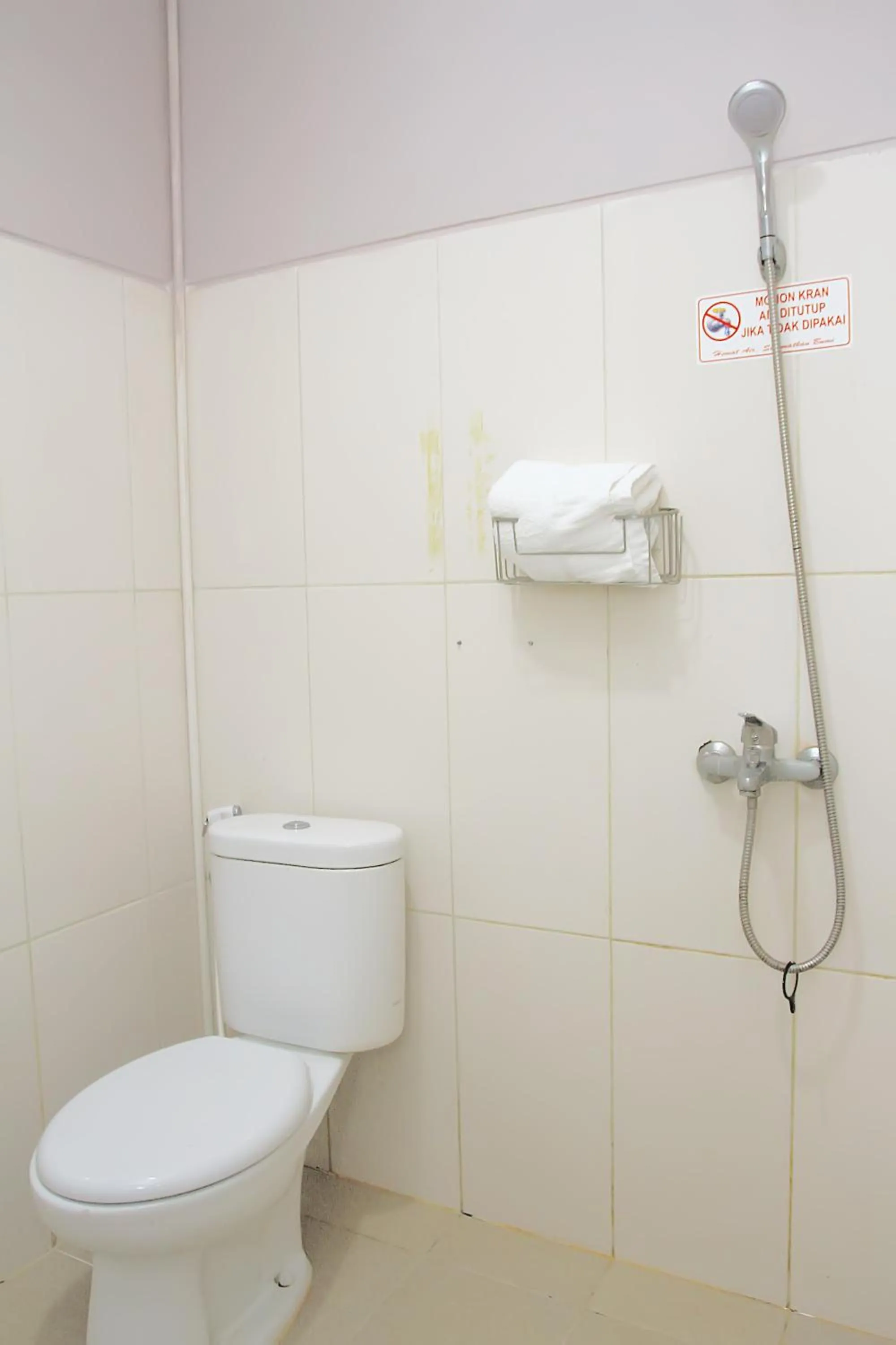 Bathroom in RedDoorz Plus at Pelita Guest House Balikpapan