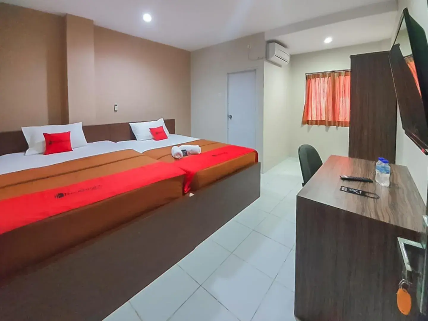 Twin Room in RedDoorz Plus at Pelita Guest House Balikpapan Twin Room in RedDoorz Plus at Pelita Guest House Balikpapan