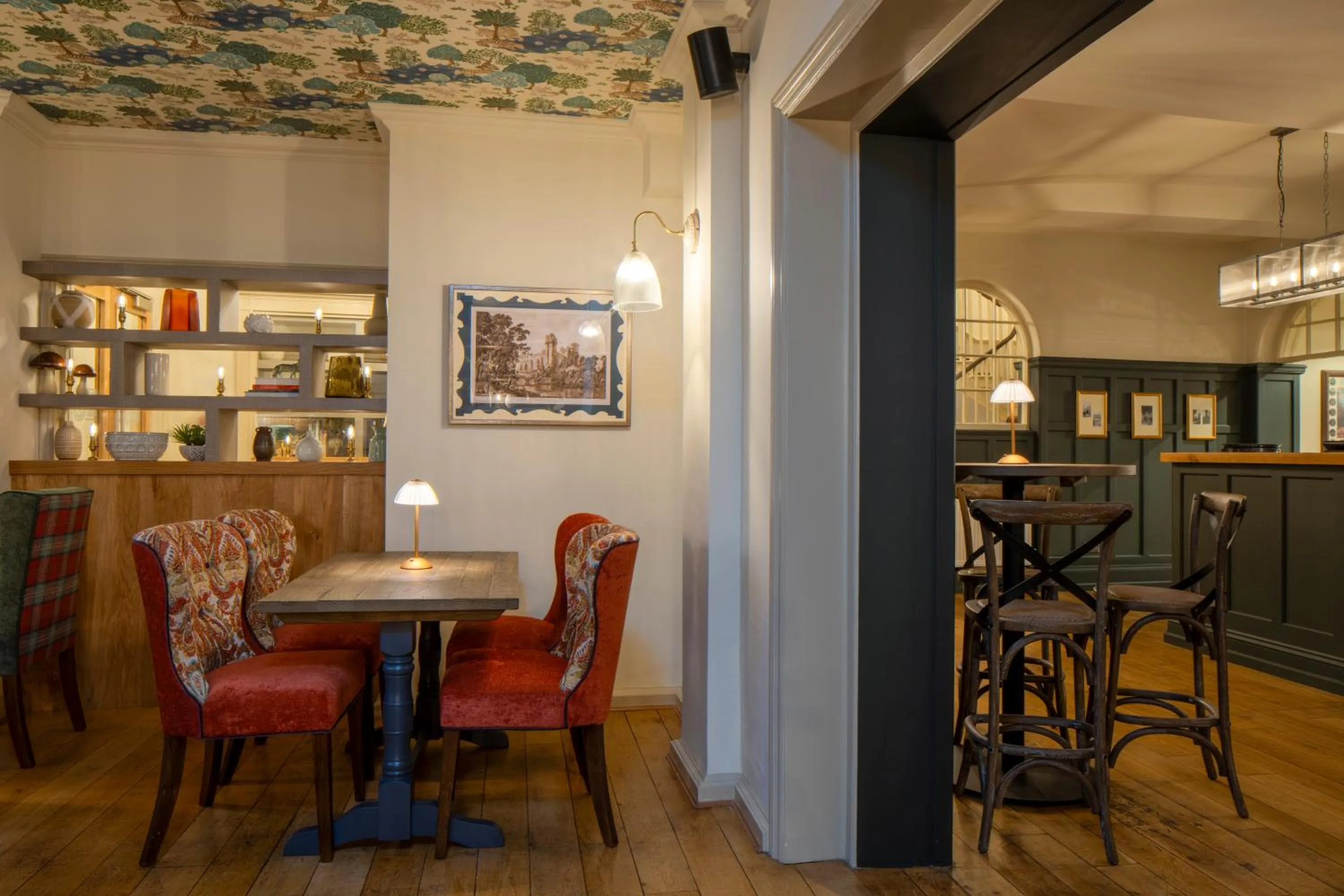 Lounge or bar in The Warwick Arms Hotel - The Coaching Inn Group