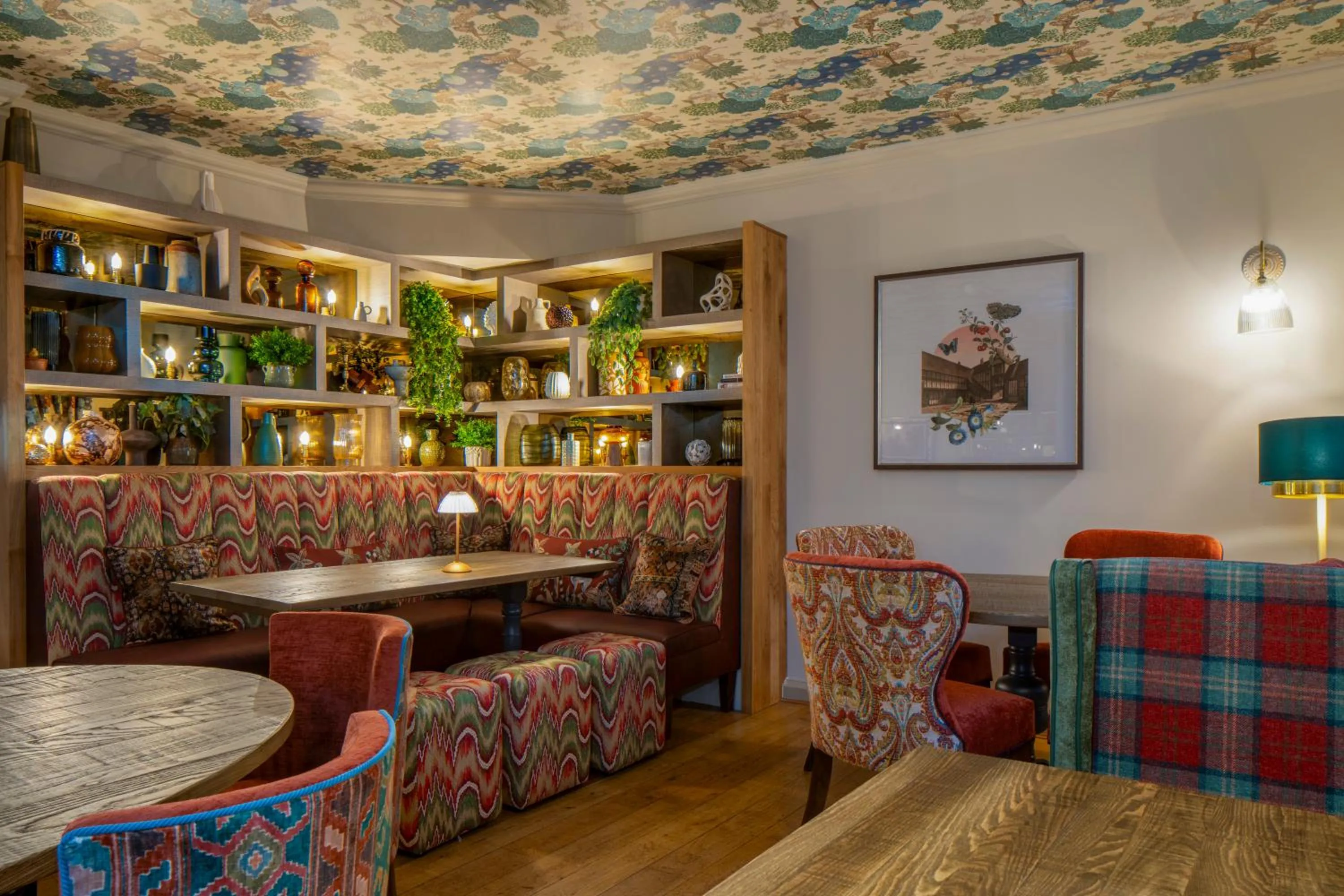 Lounge or bar in The Warwick Arms Hotel - The Coaching Inn Group