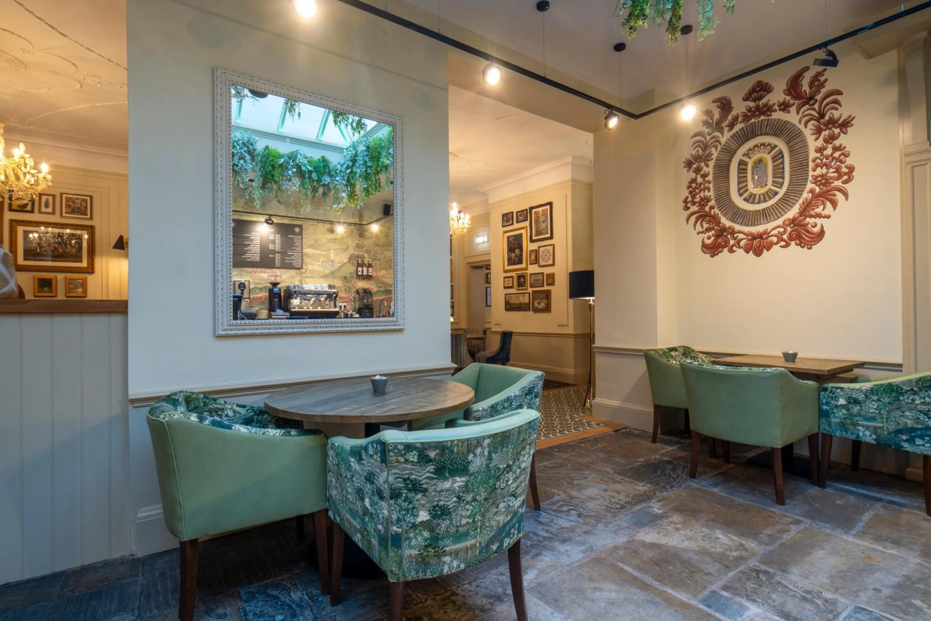 Lounge or bar in The Warwick Arms Hotel - The Coaching Inn Group