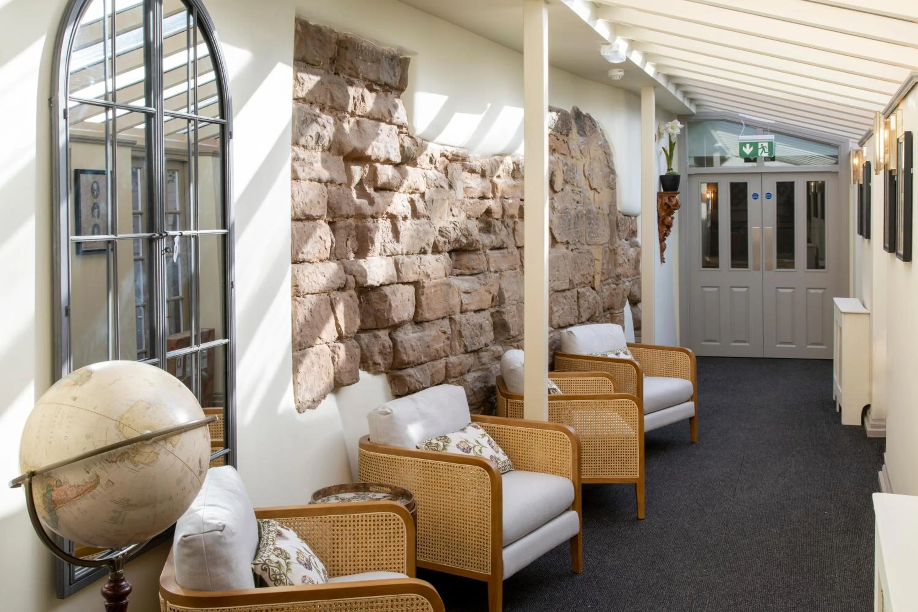 Lounge or bar in The Warwick Arms Hotel - The Coaching Inn Group