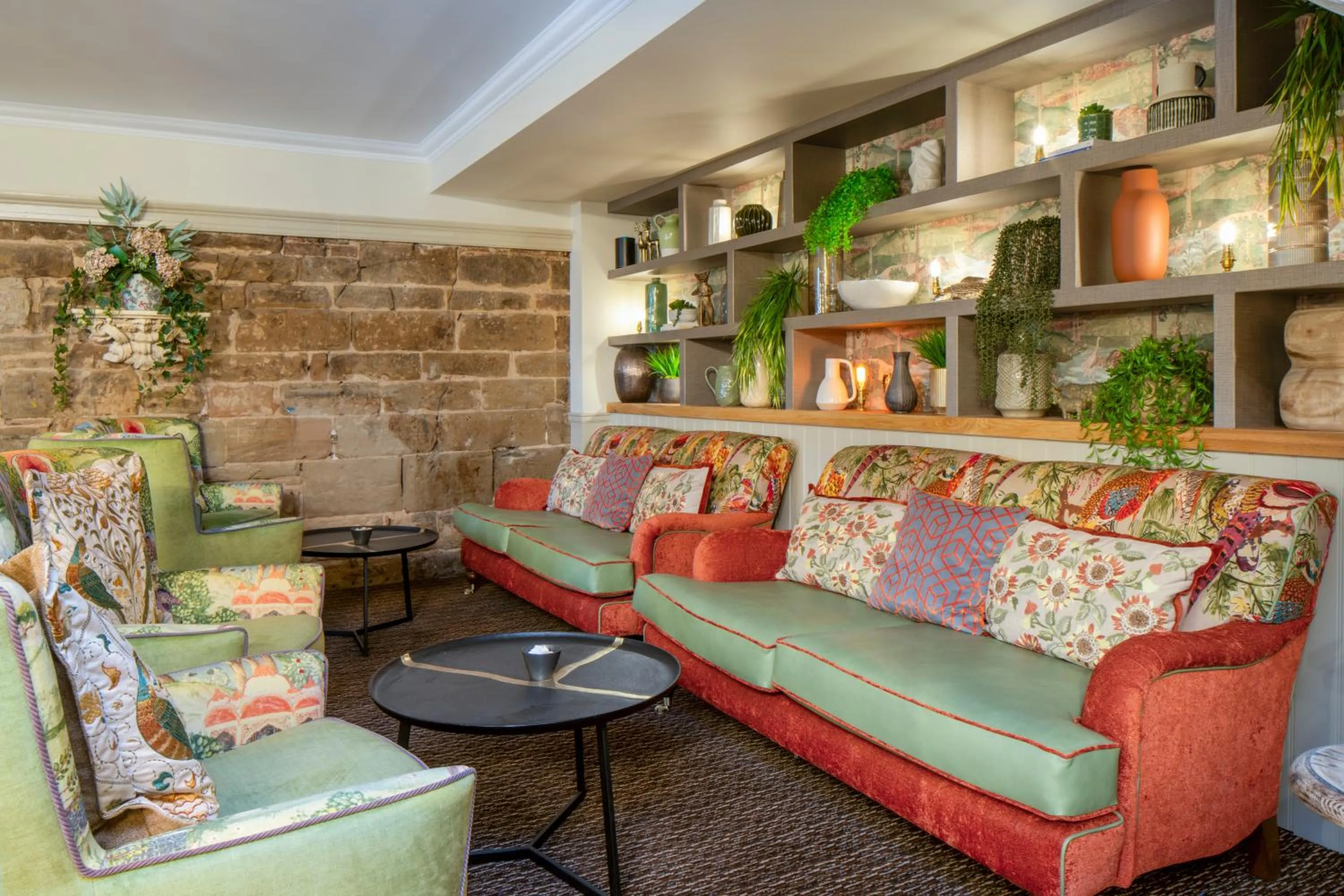 Lounge or bar in The Warwick Arms Hotel - The Coaching Inn Group