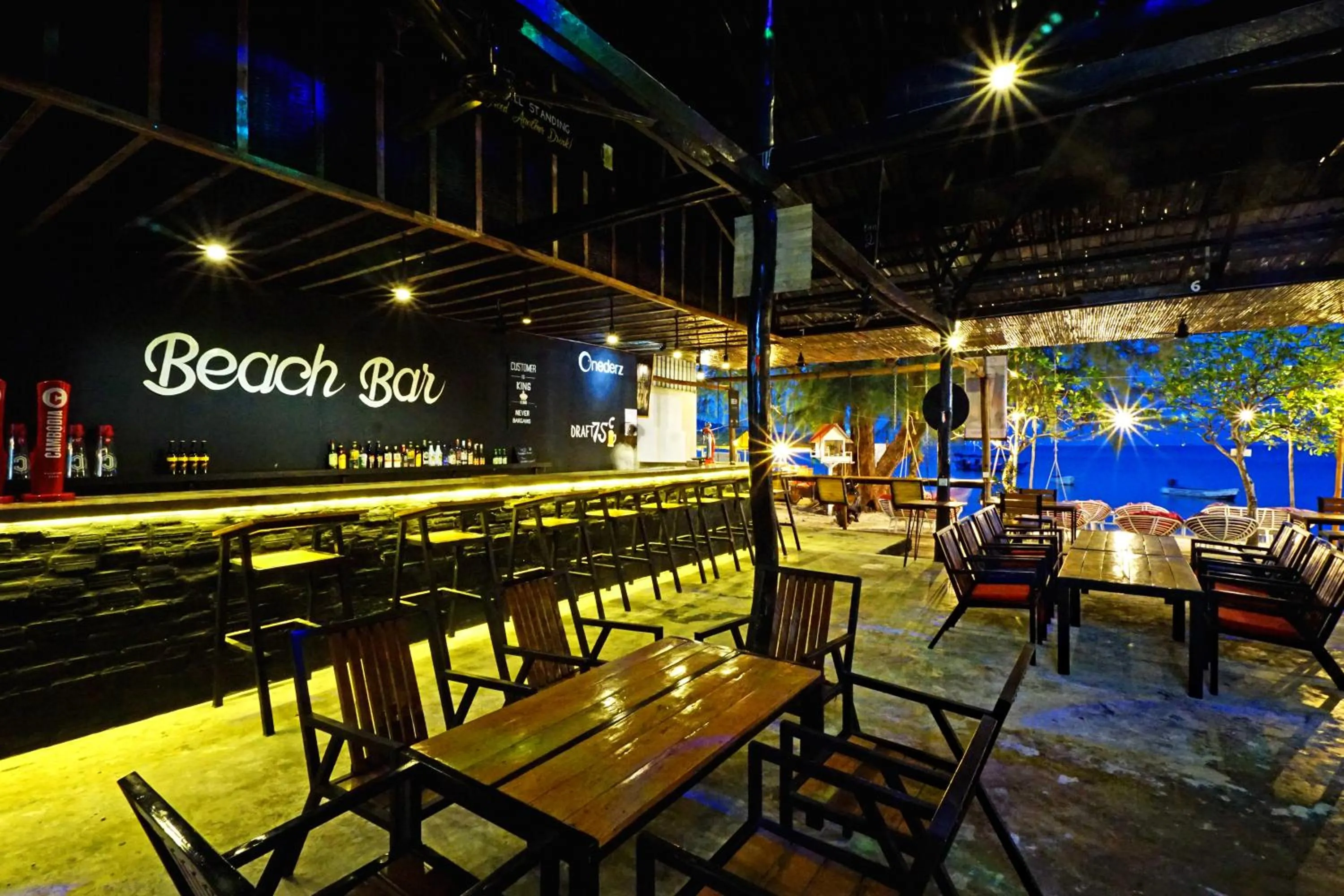 Communal lounge/ TV room in Onederz Koh Rong Sanloem