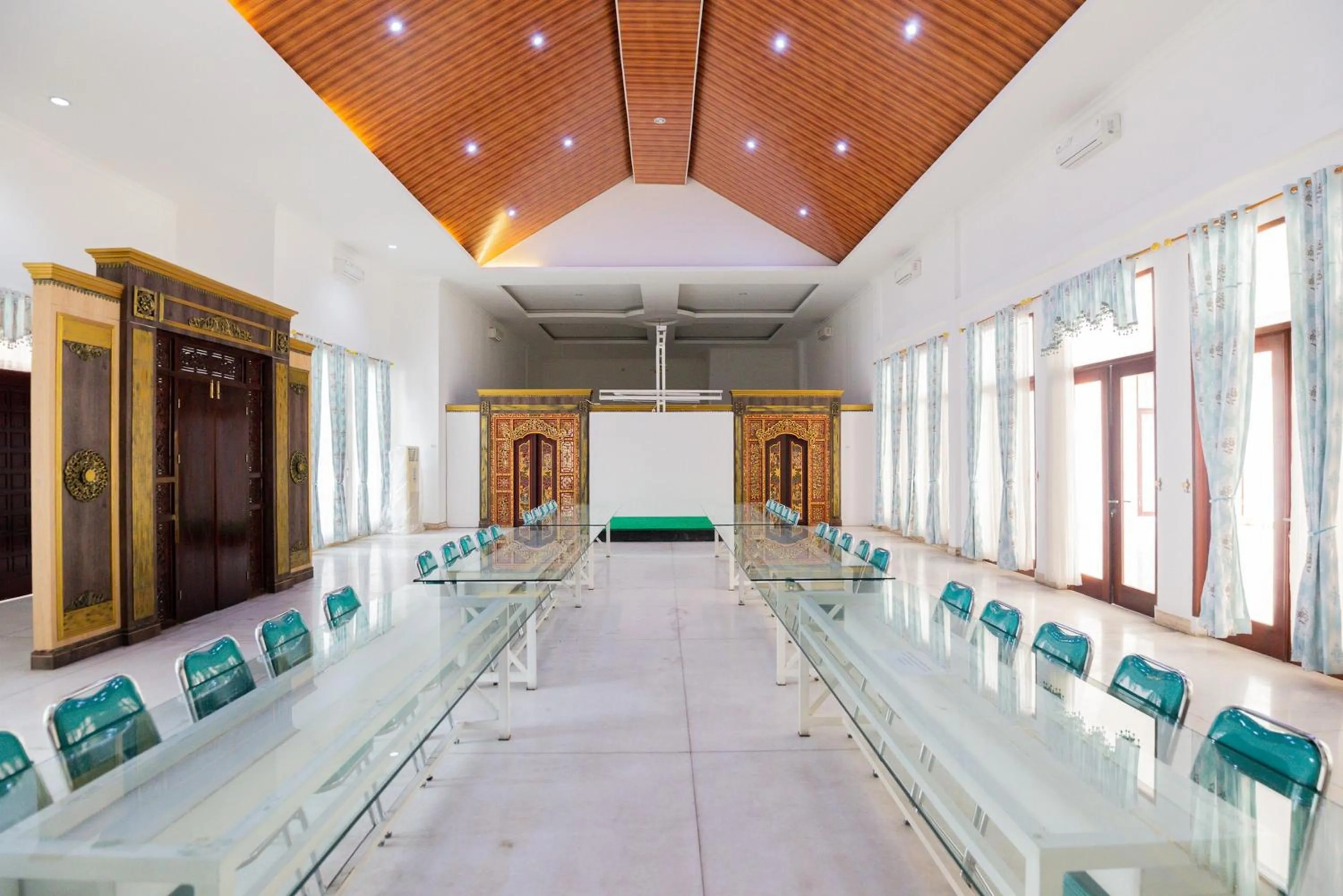 Meeting/conference room in RedDoorz Premium near Stasiun Lenteng Agung