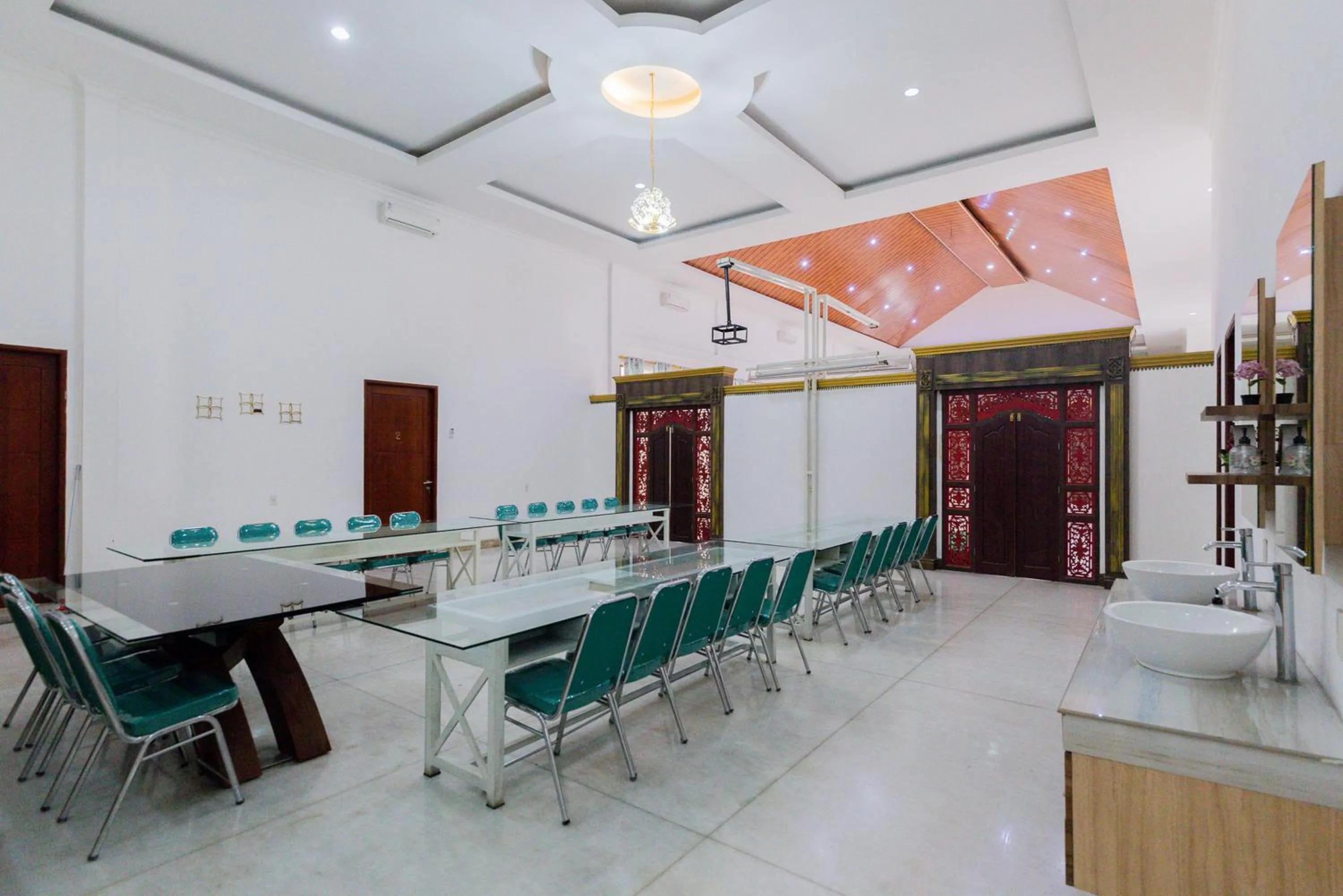Meeting/conference room in RedDoorz Premium near Stasiun Lenteng Agung