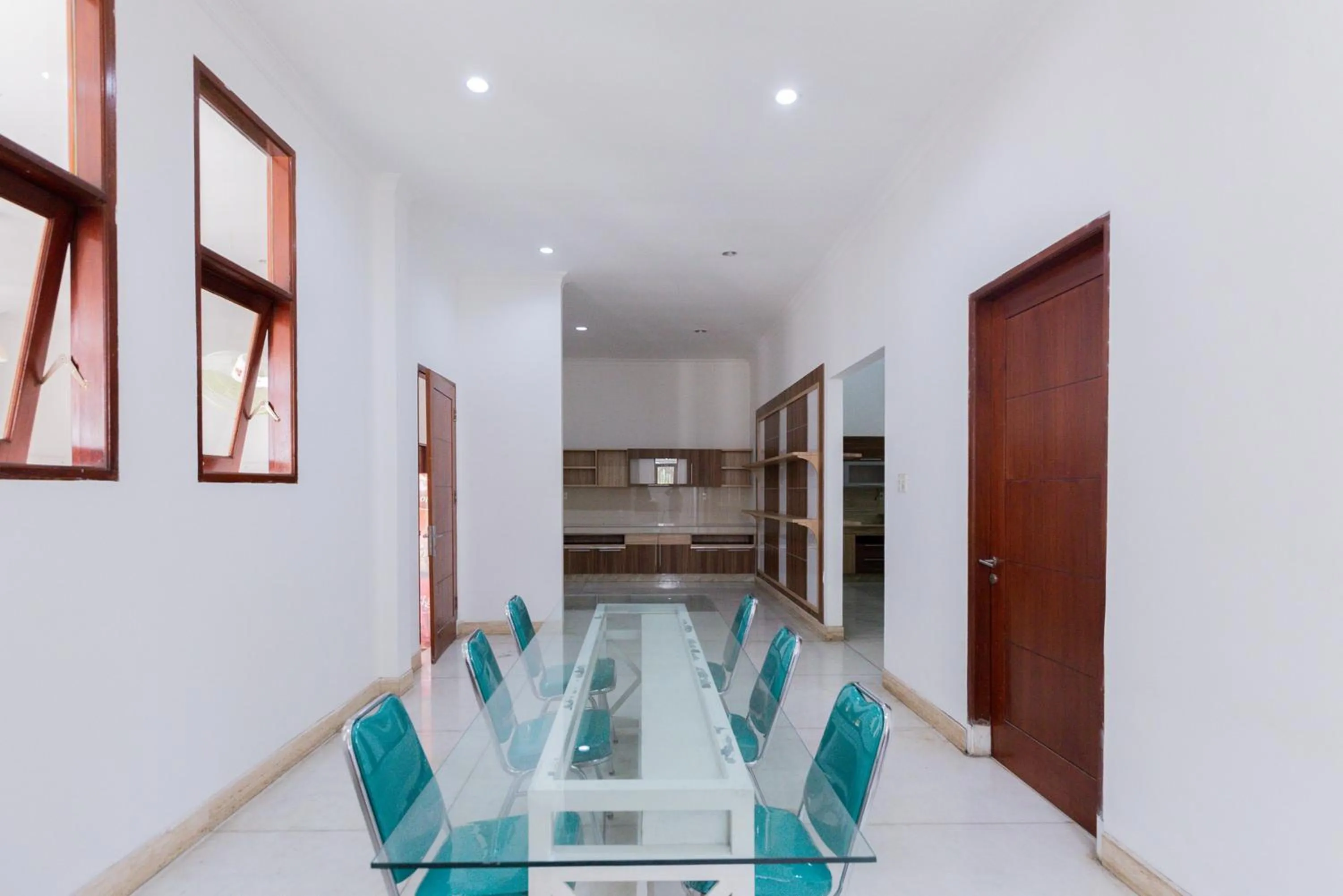 Seating area in RedDoorz Premium near Stasiun Lenteng Agung