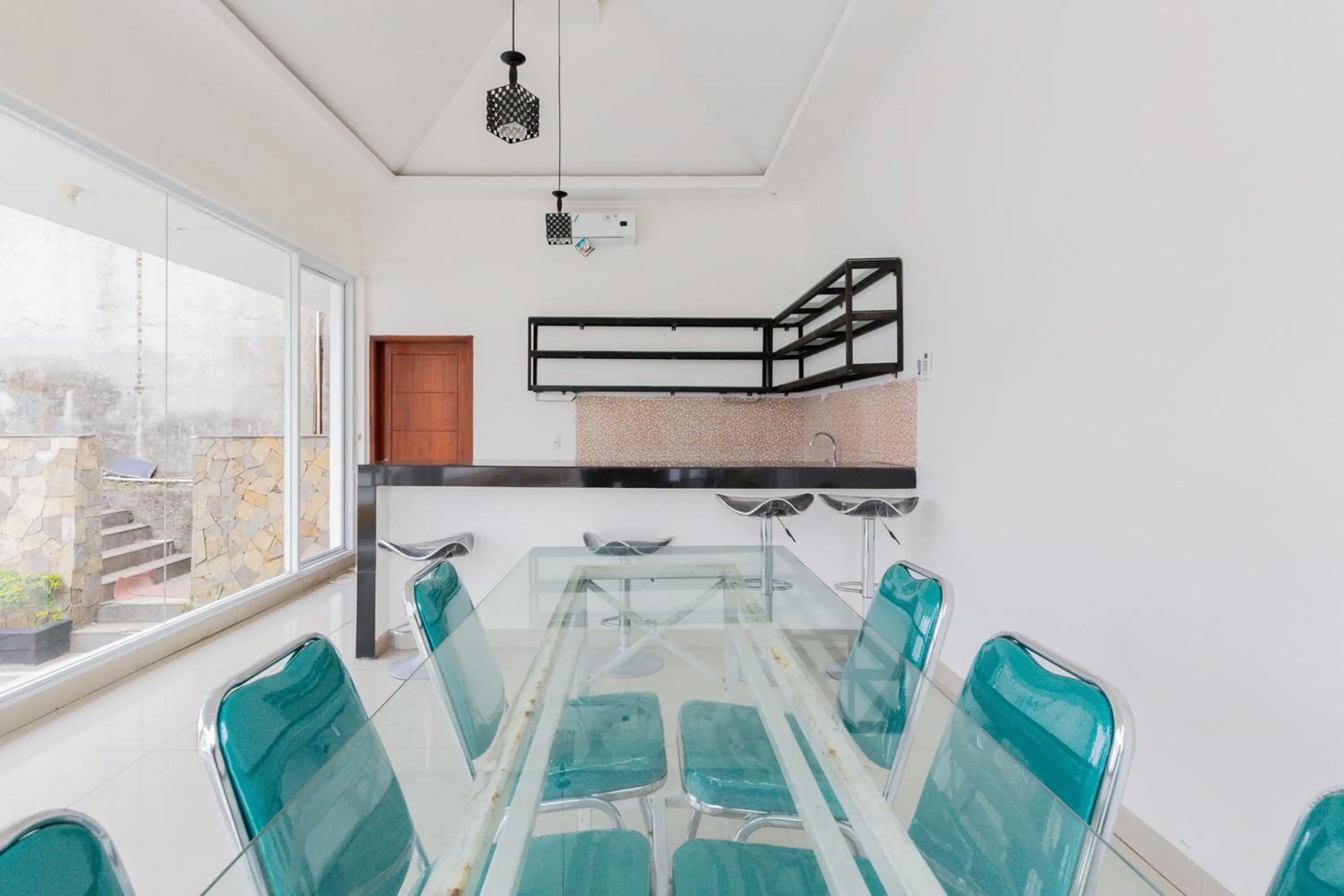 Seating area in RedDoorz Premium near Stasiun Lenteng Agung