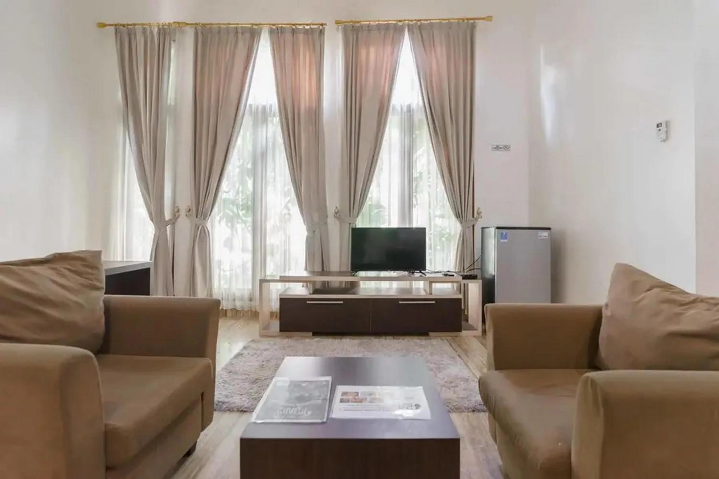 TV and multimedia in RedDoorz Premium near Stasiun Lenteng Agung