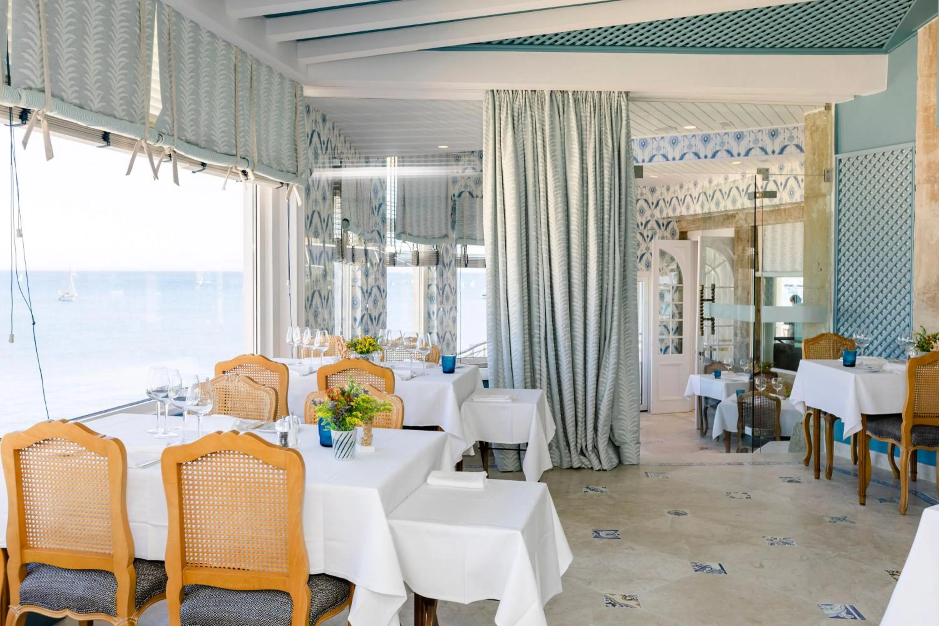 Restaurant/places to eat in The Albatroz Hotel