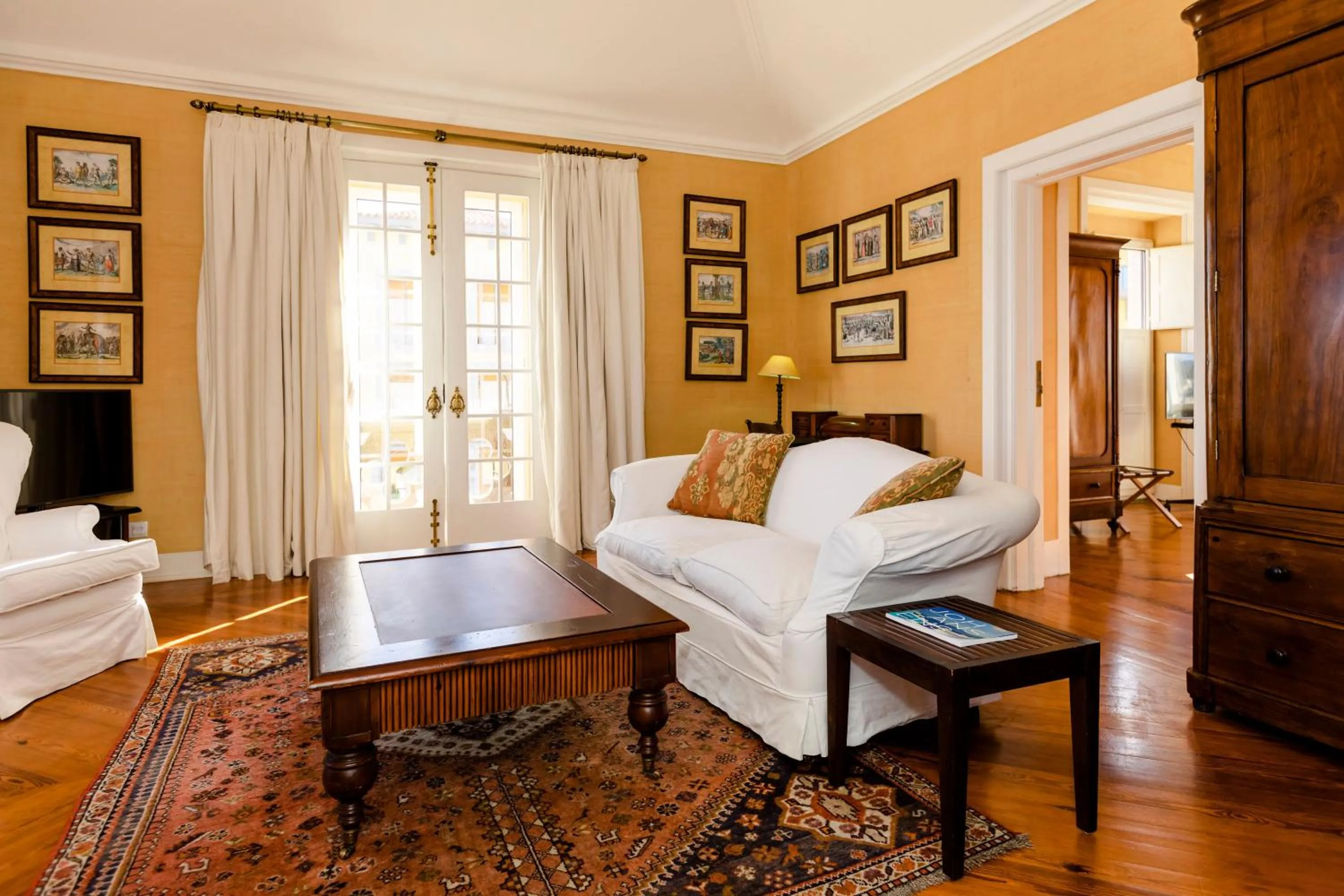 Seating area, Bed in The Albatroz Hotel