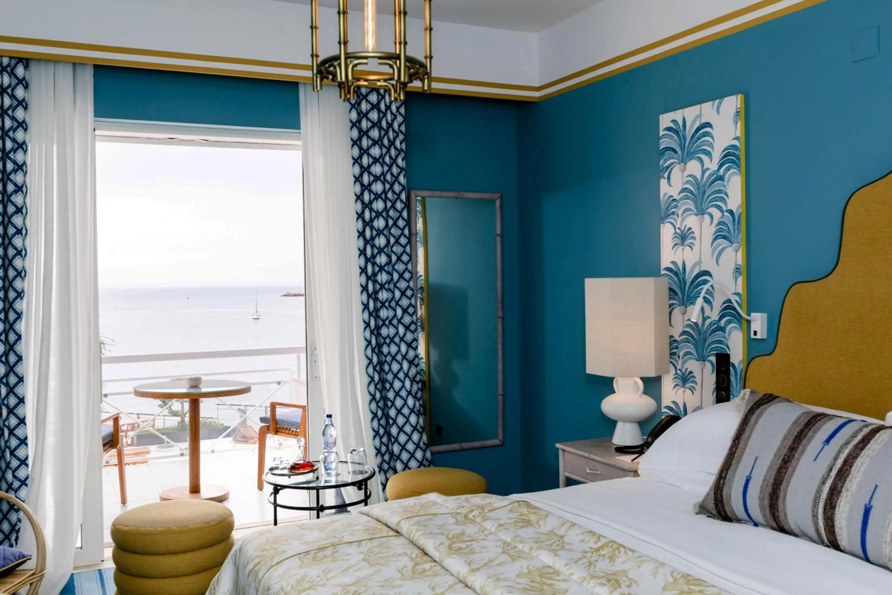 Balcony/Terrace, Bed in The Albatroz Hotel