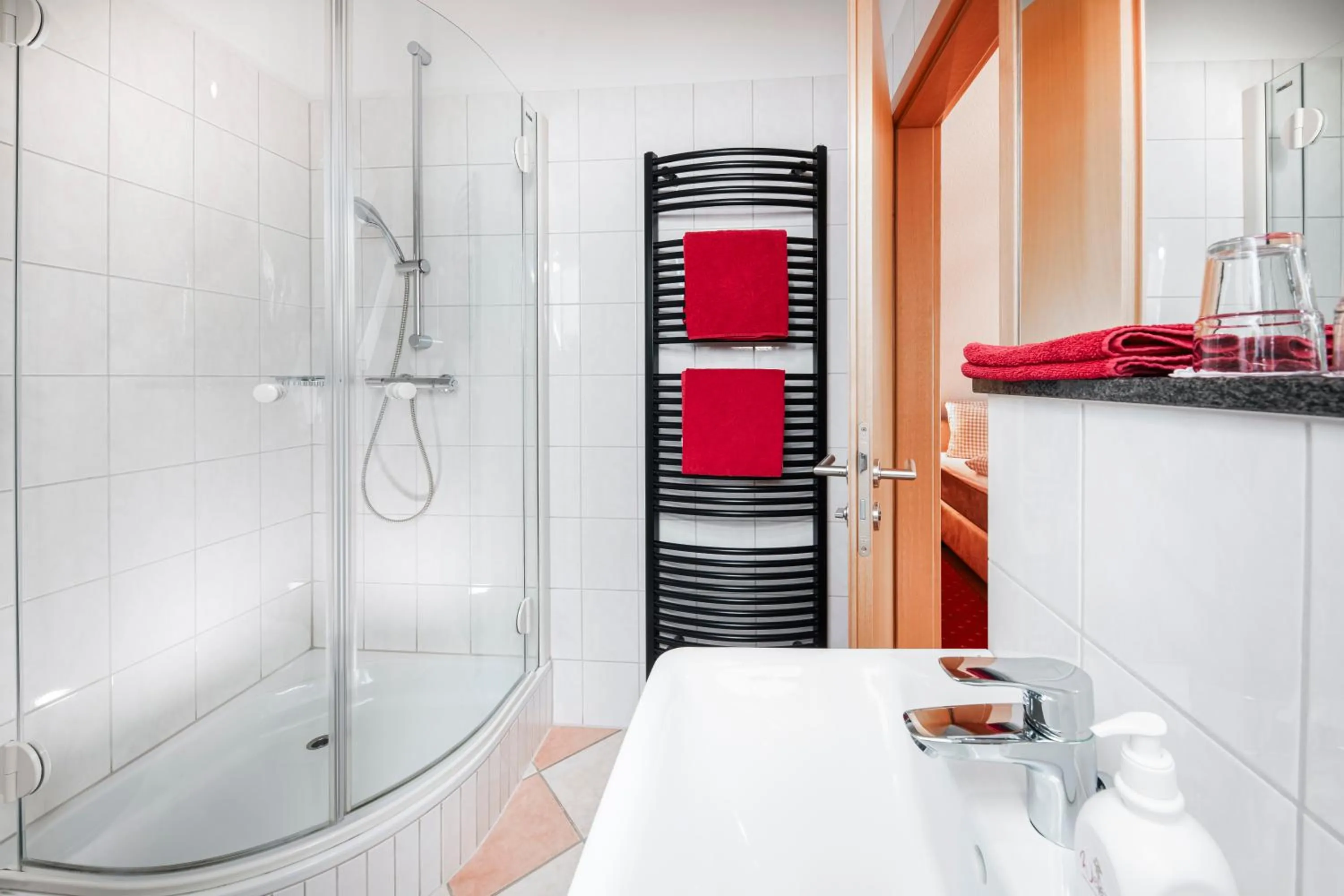 Shower in Hotel Garni Dorfkammer
