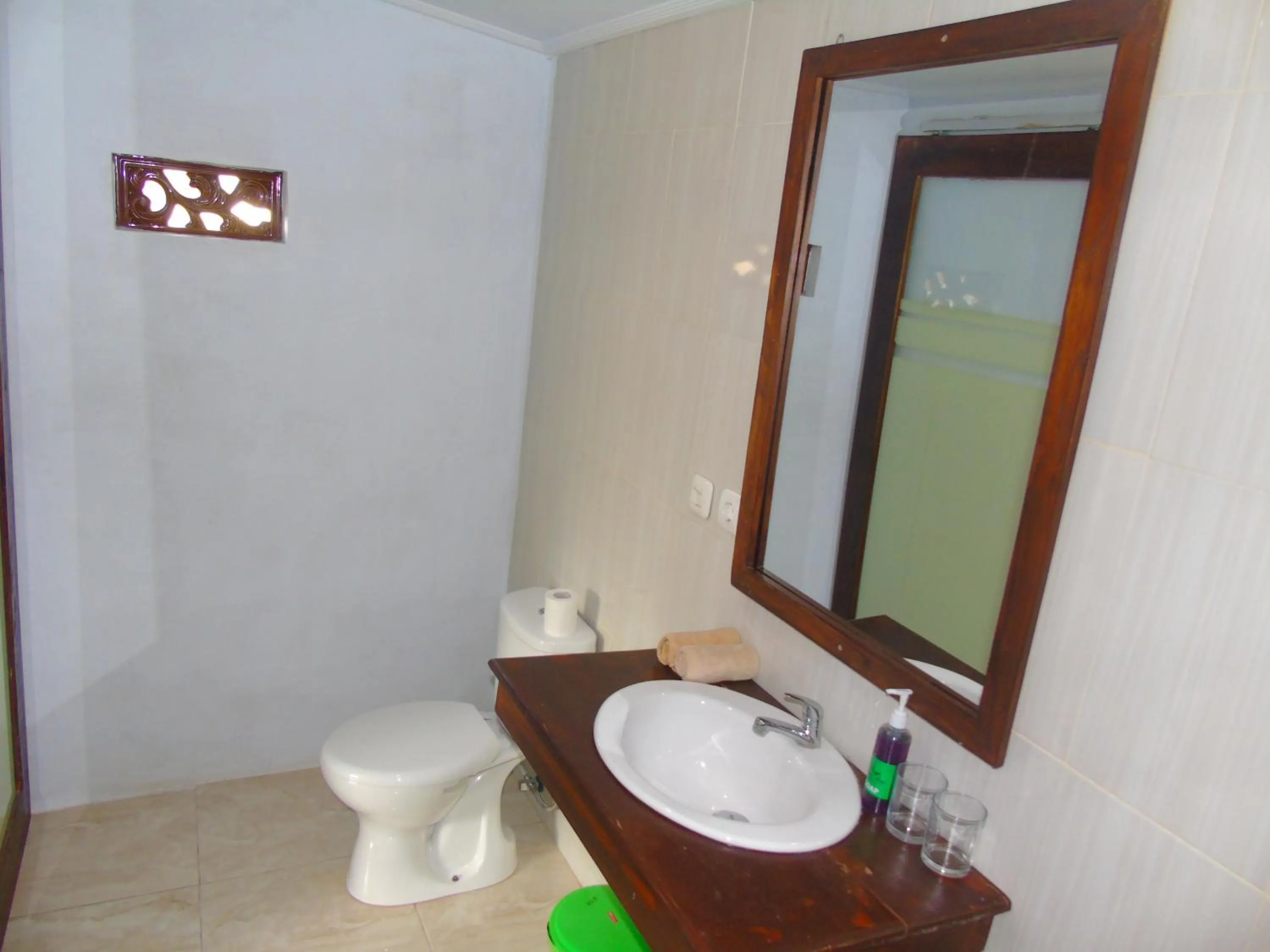 Toilet in Kuri Garden Cottage