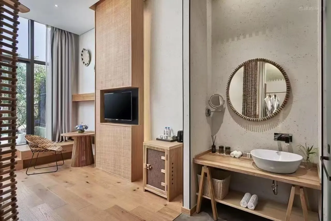 Toilet in Manli Hotel Shanghai Pudong Airport Branch -Provide free shuttle buses to Pudong Airport and Disneyland