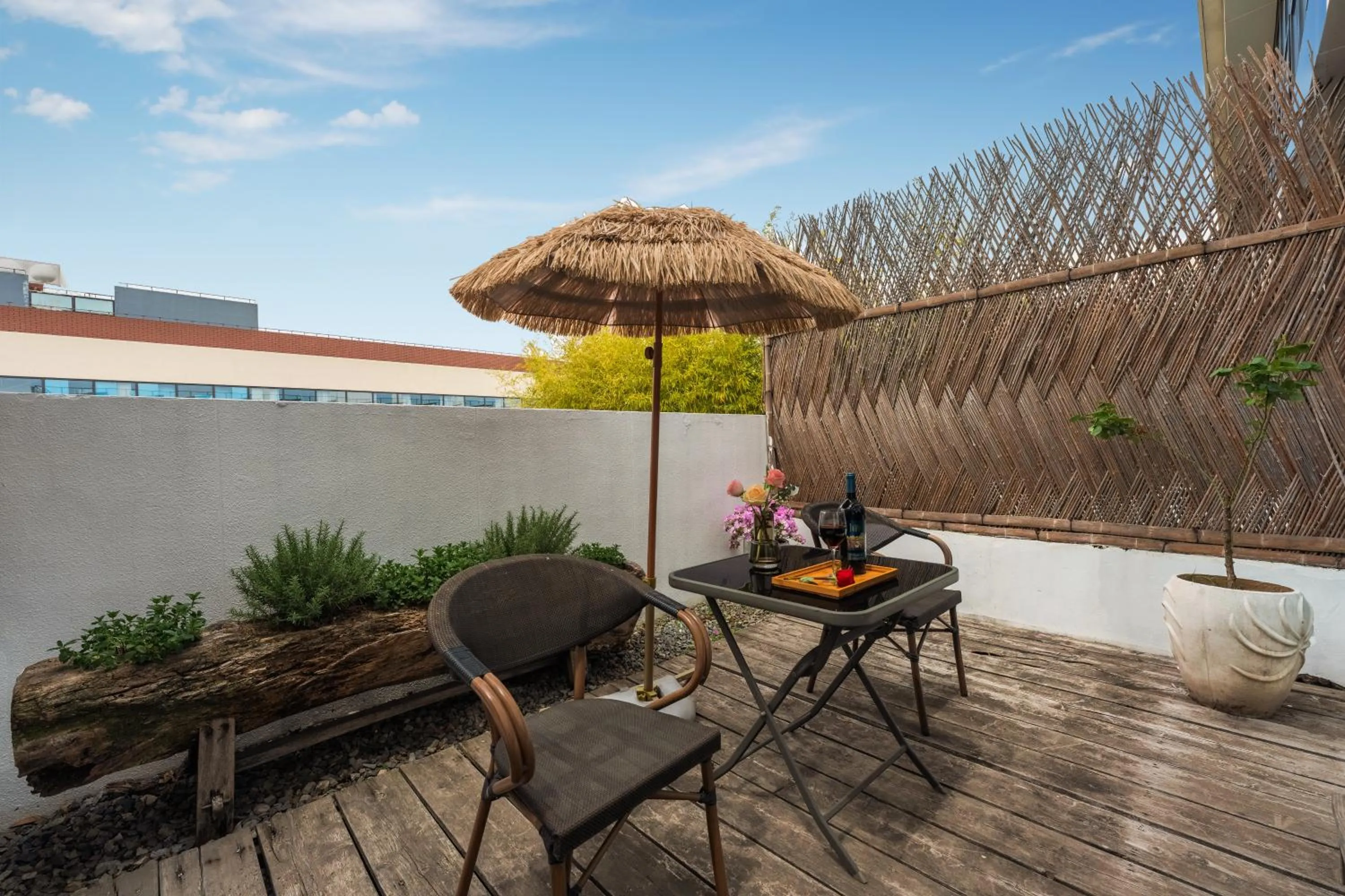 Spring in Manli Hotel Shanghai Pudong Airport Branch -Provide free shuttle buses to Pudong Airport and Disneyland