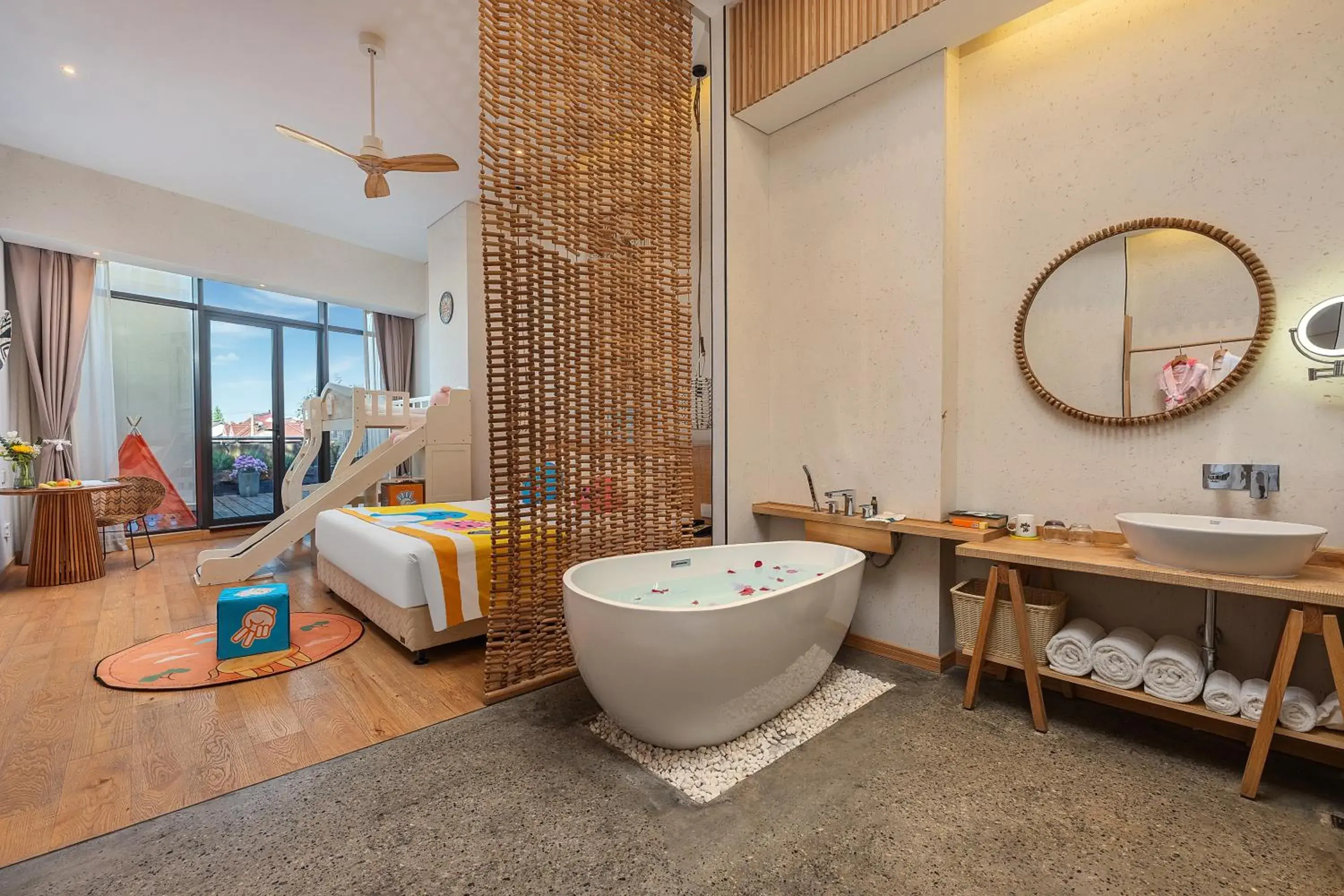 Family Suite with Balcony in Manli Hotel Shanghai Pudong Airport Branch-Free shuttle buses to Pudong Airport and Disneyland Family Suite with Balcony in Manli Hotel Shanghai Pudong Airport Branch-Free shuttle buses to Pudong Airport and Disneyland