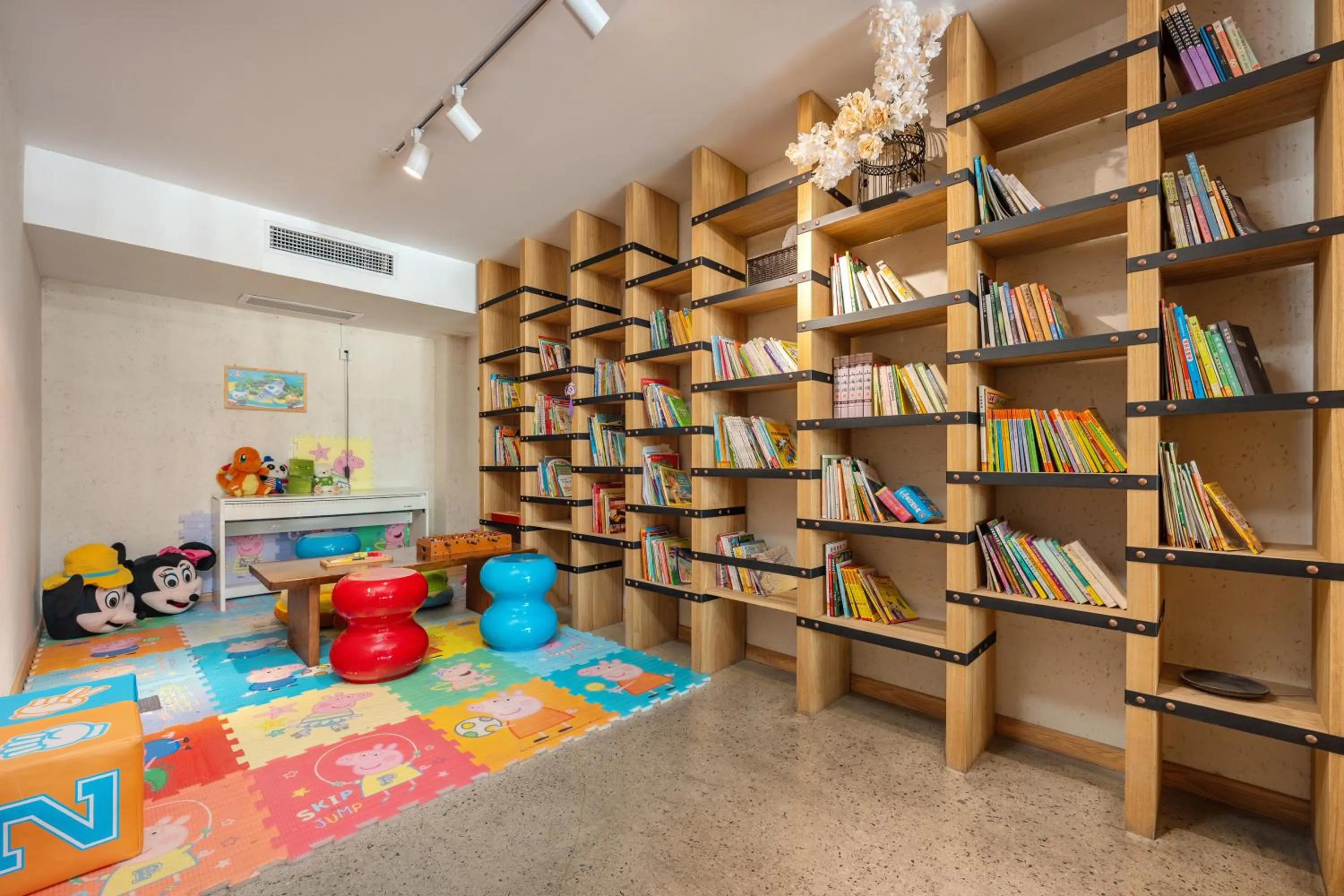 Library in Manli Hotel Shanghai Pudong Airport Branch -Provide free shuttle buses to Pudong Airport and Disneyland