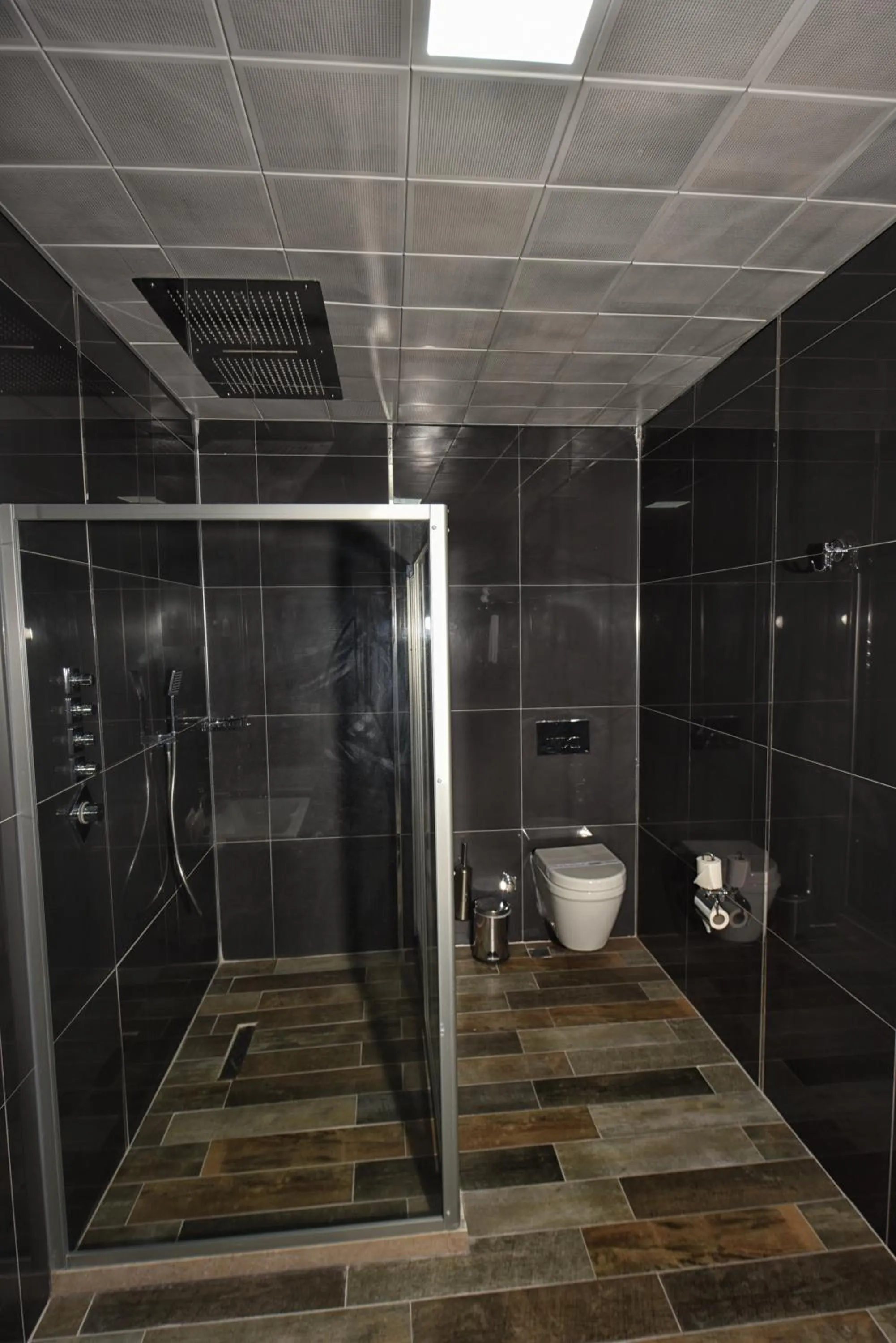 Shower in EL NAZAR STONE SUİTE