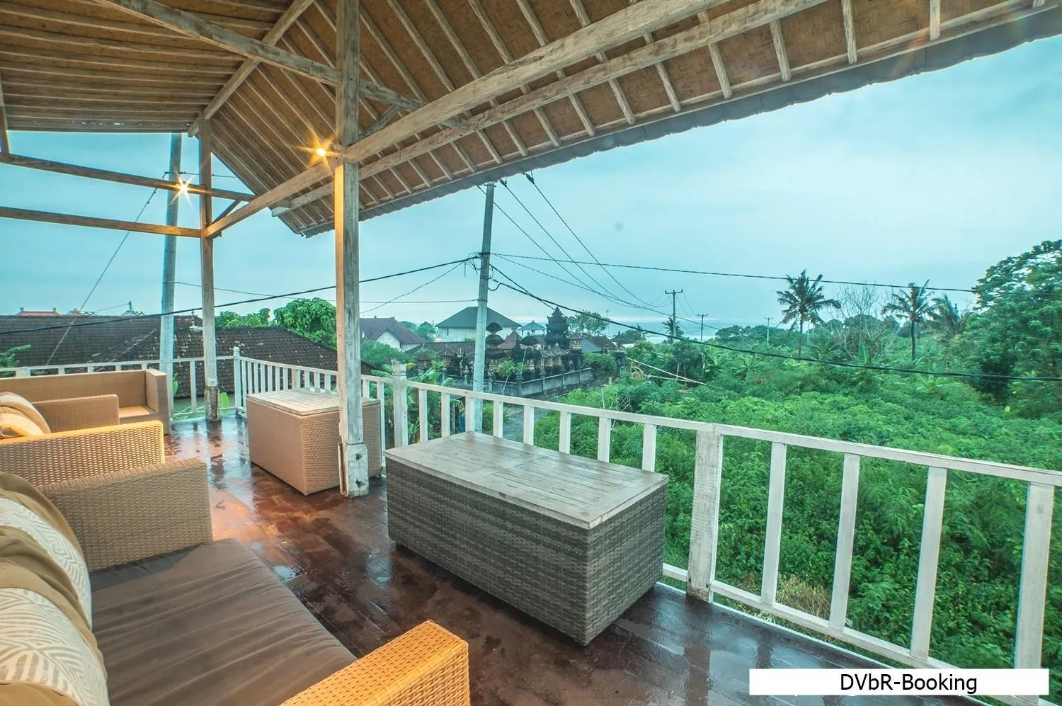 Seating area in Dayung Villas By Reccoma