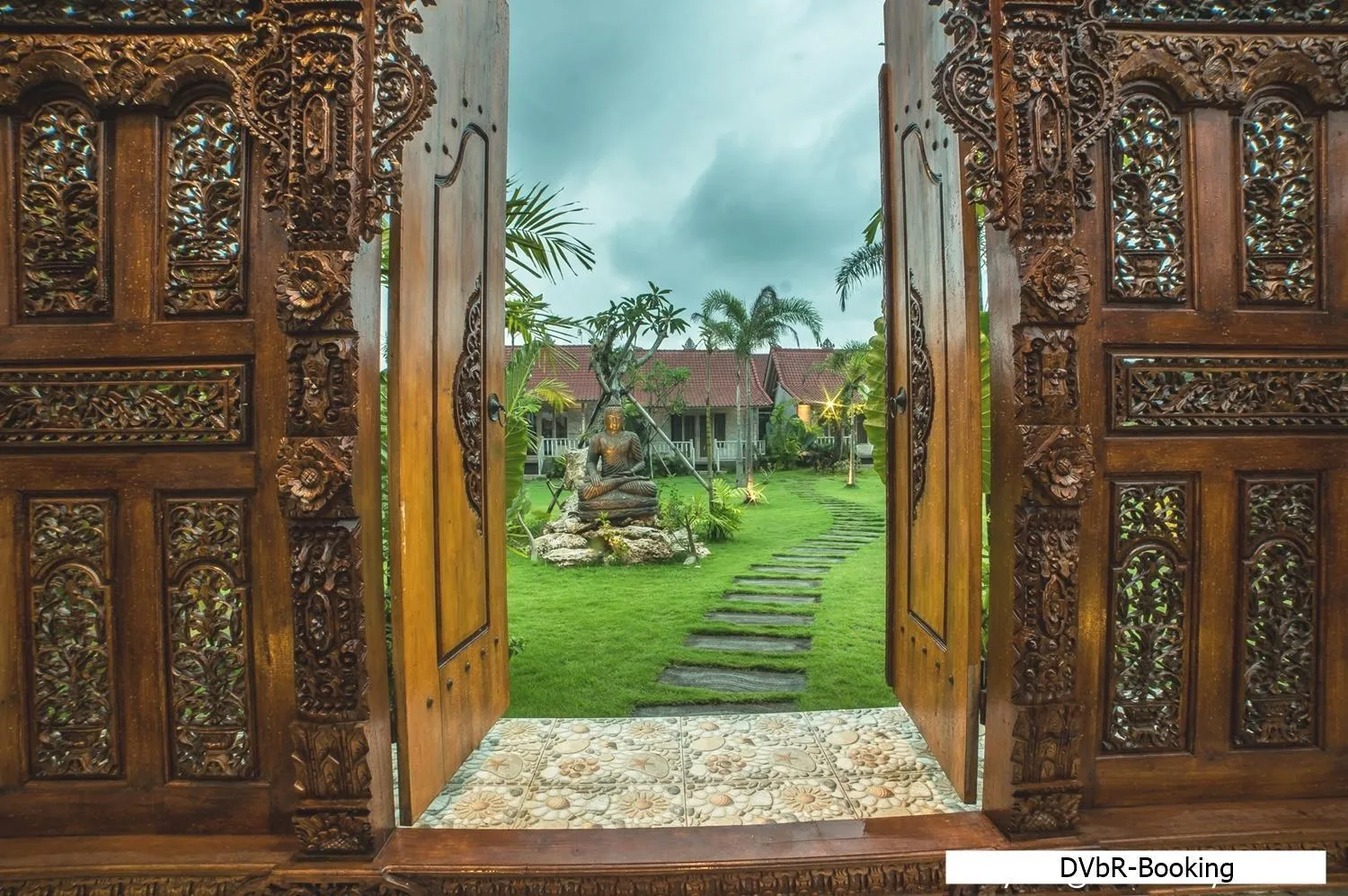 Facade/entrance in Dayung Villas By Reccoma