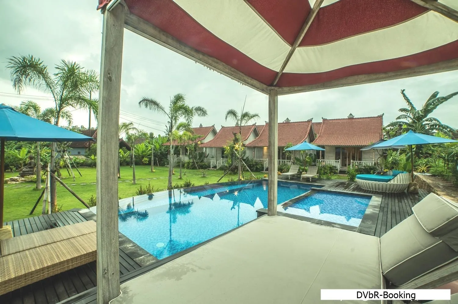 Swimming pool in Dayung Villas By Reccoma