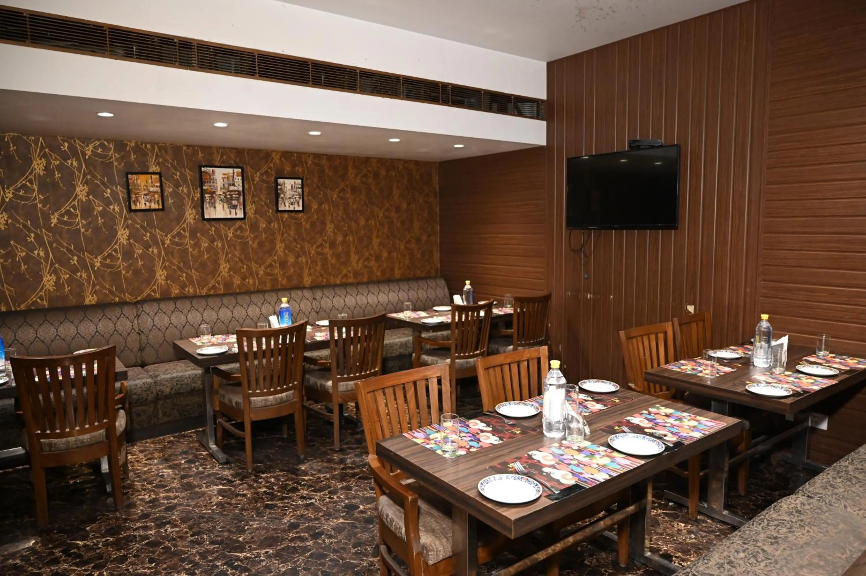 Restaurant/places to eat in Hotel Lawrence