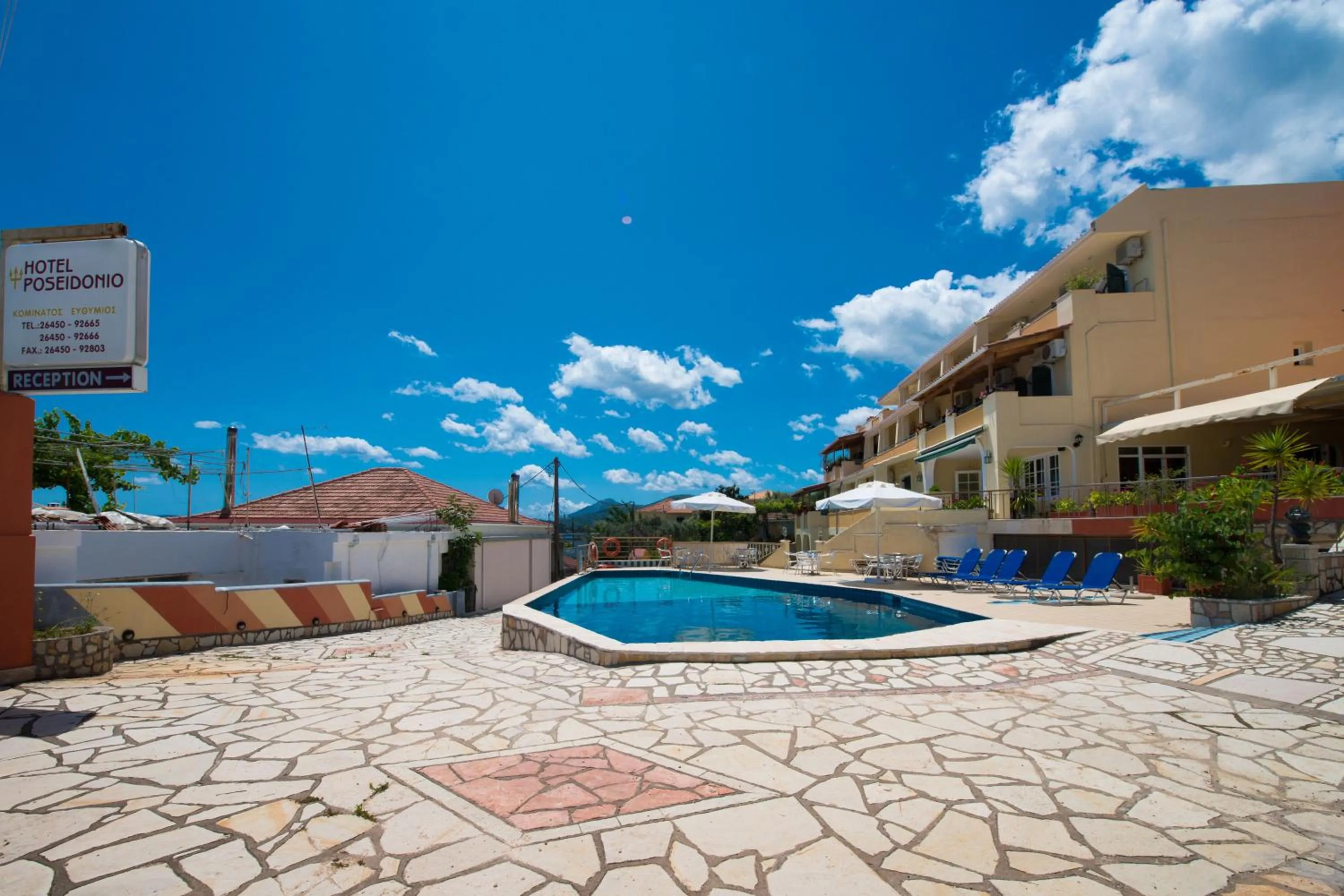 Swimming pool in Hotel Niras